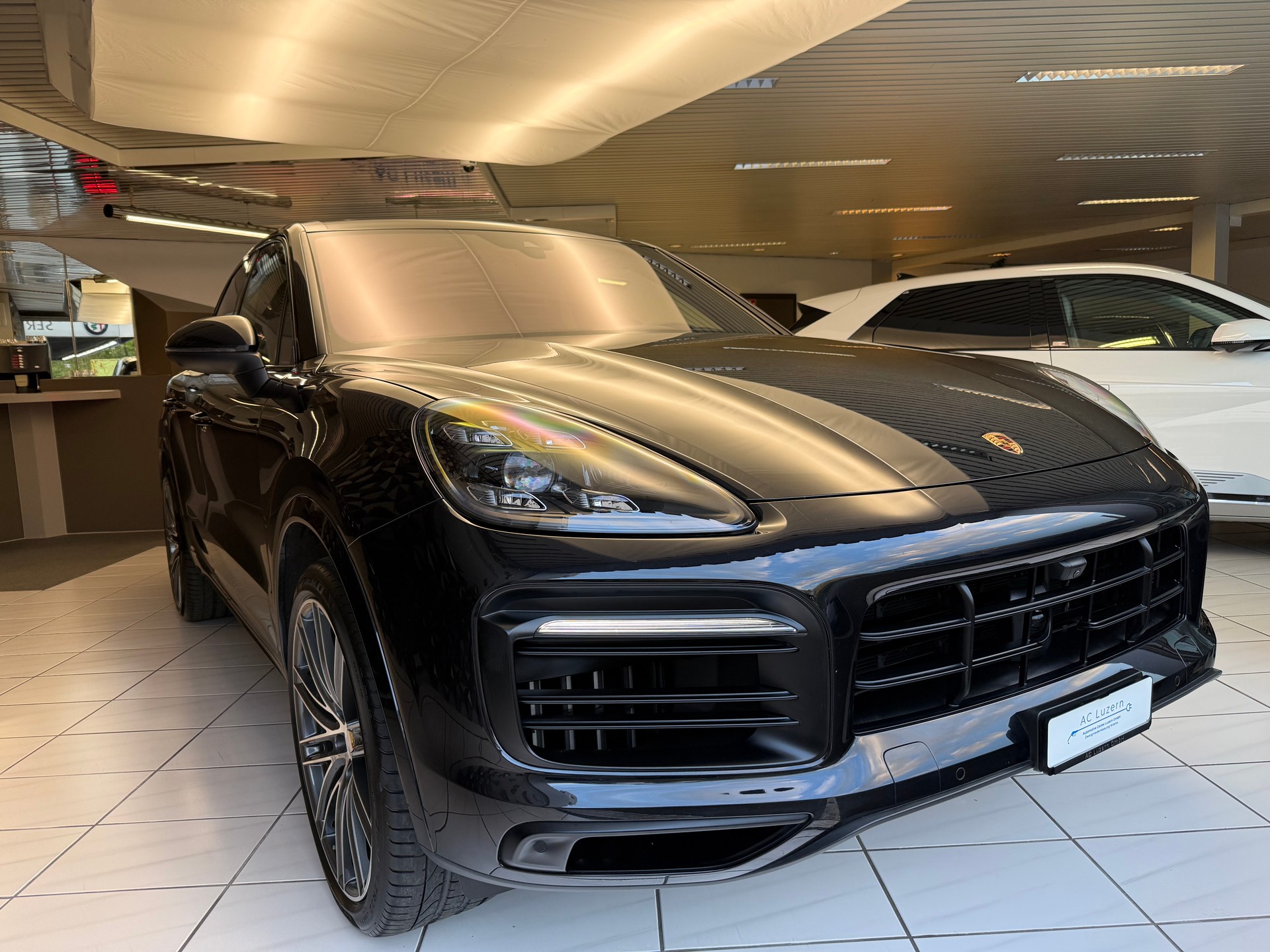 PORSCHE Cayenne S-showroom-element-3