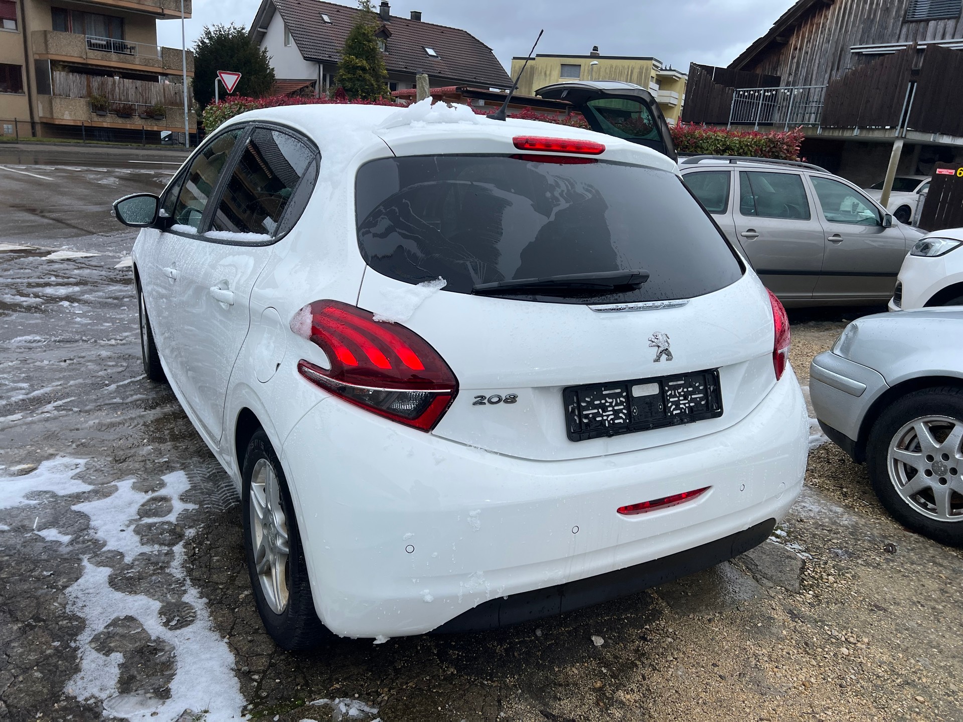 PEUGEOT 208 1.2 PureTech Signature -frisch ab Mfk-showroom-element-2
