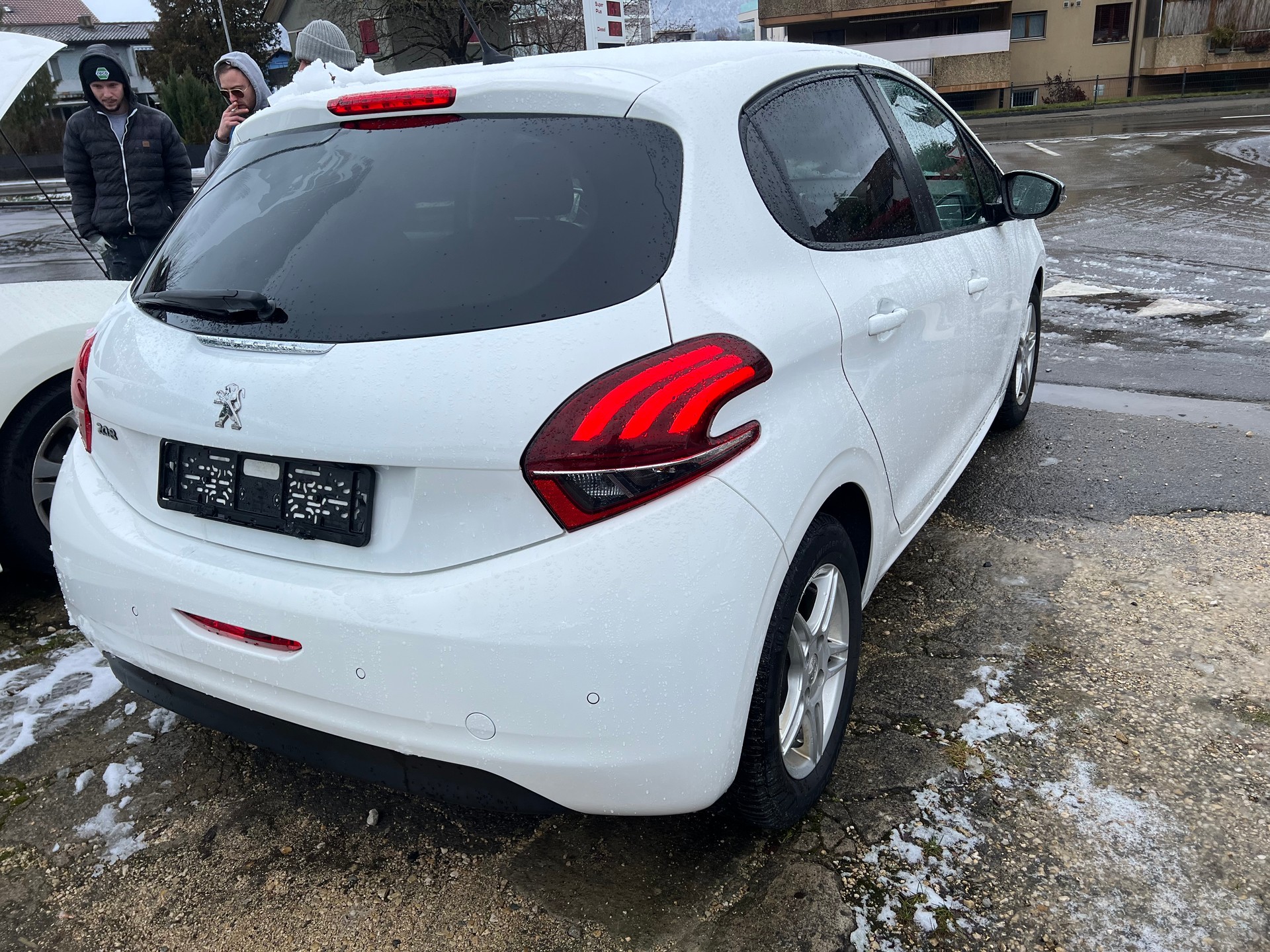 PEUGEOT 208 1.2 PureTech Signature -frisch ab Mfk-showroom-element-3
