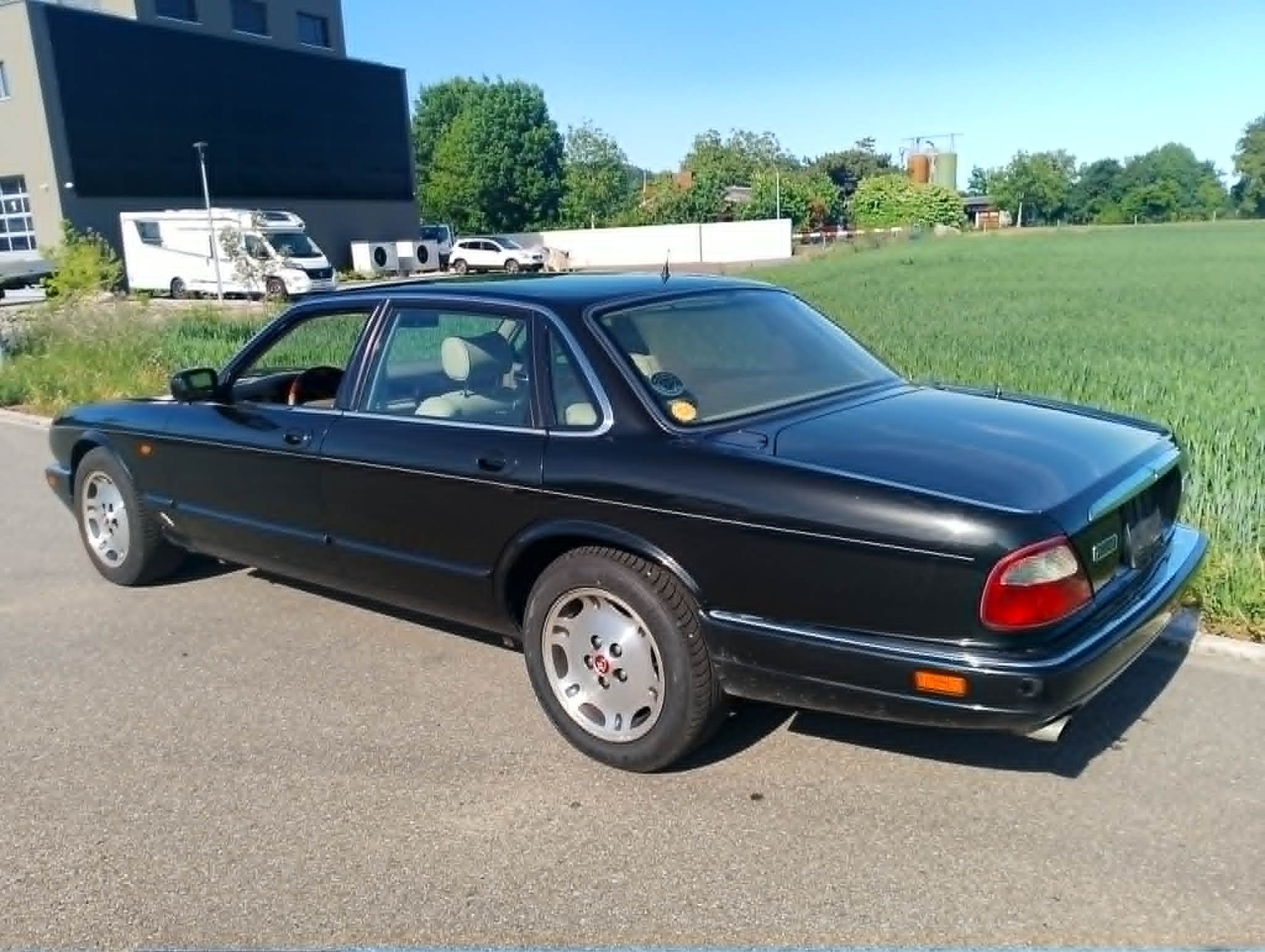 JAGUAR XJ 3.2 Executive-showroom-element-2
