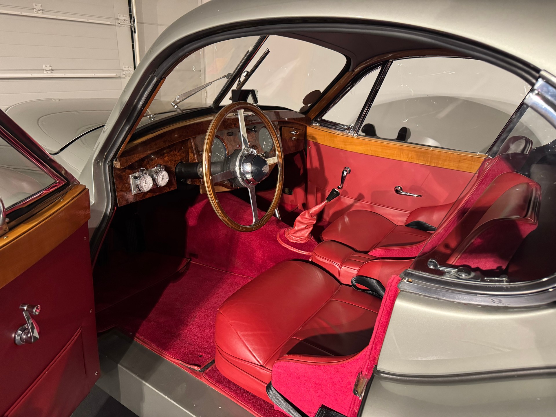 JAGUAR XK120 Coupé-image-12