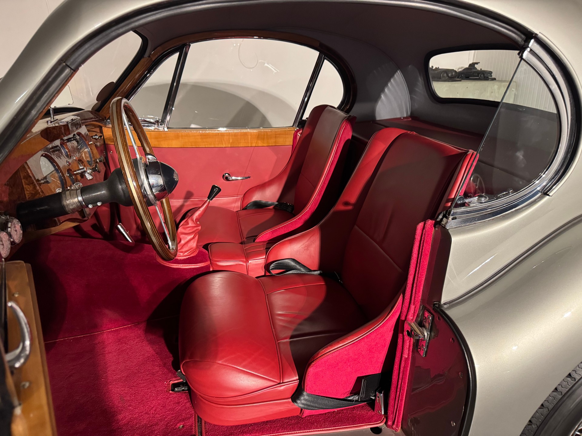 JAGUAR XK120 Coupé-image-13