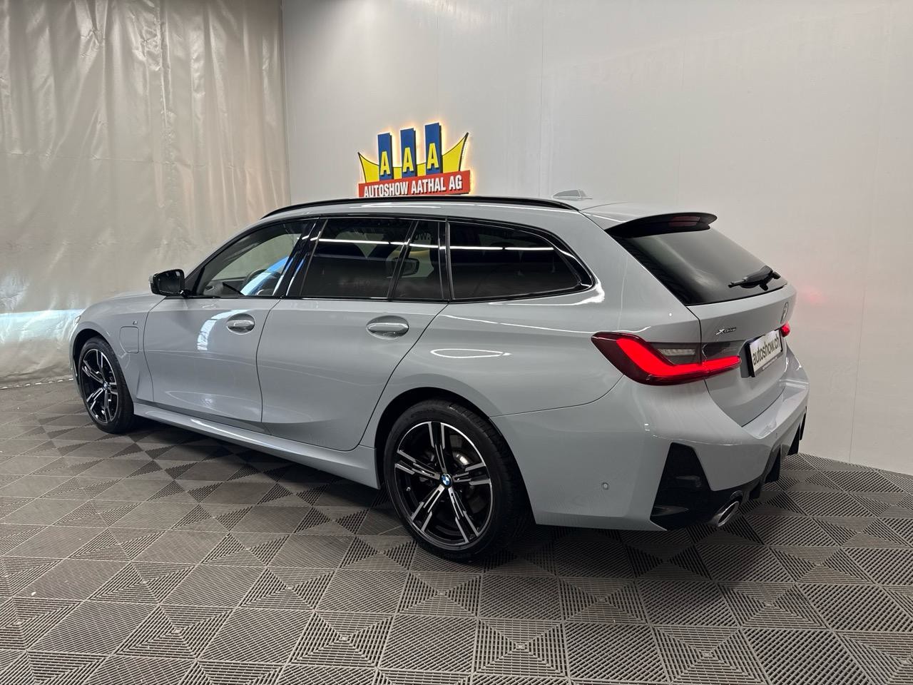 BMW 330e x DriveTouring Steptronic M Sport-showroom-element-1