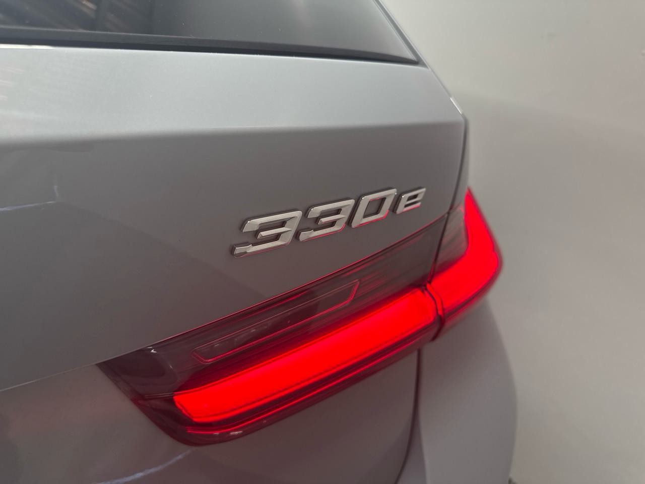 BMW 330e x DriveTouring Steptronic M Sport-image-15