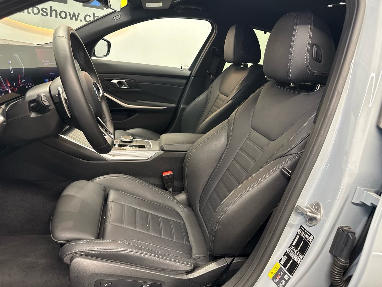 BMW 330e x DriveTouring Steptronic M Sport-showroom-element-3