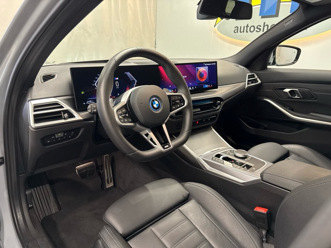 BMW 330e x DriveTouring Steptronic M Sport-showroom-element-2