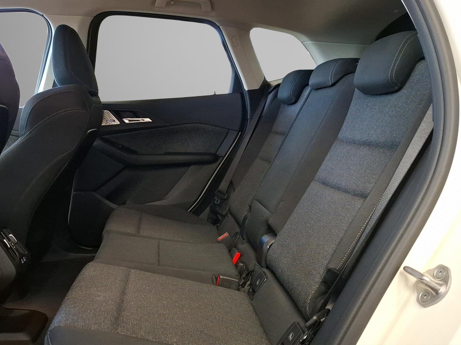 BMW 218i Active Tourer-image-8