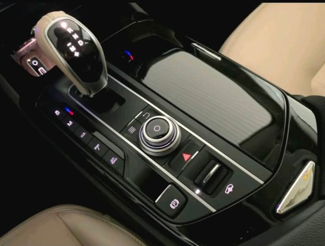 MASERATI LEVANTE-image-4