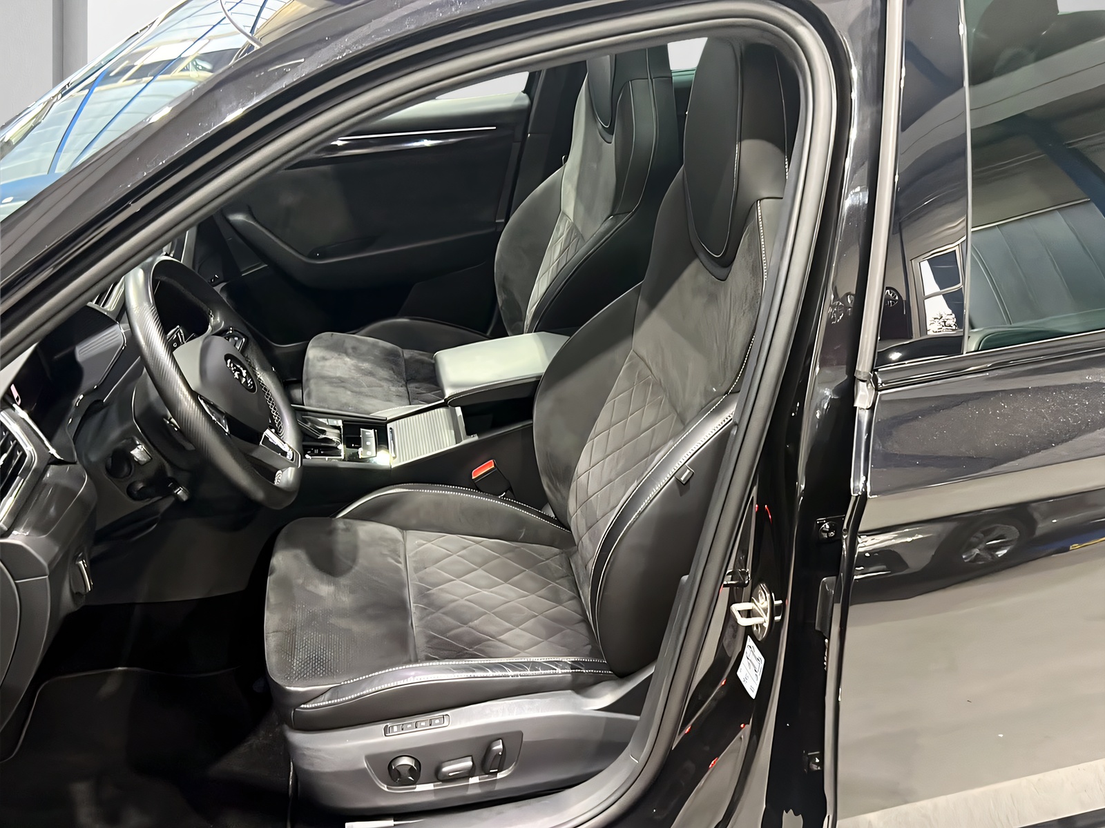 SKODA Superb Combi 2.0 TSI SportLine+ DSG 4x4**StHz,Panodach,AHK,Tempomat ACC,Frisch ab MFK**-image-8