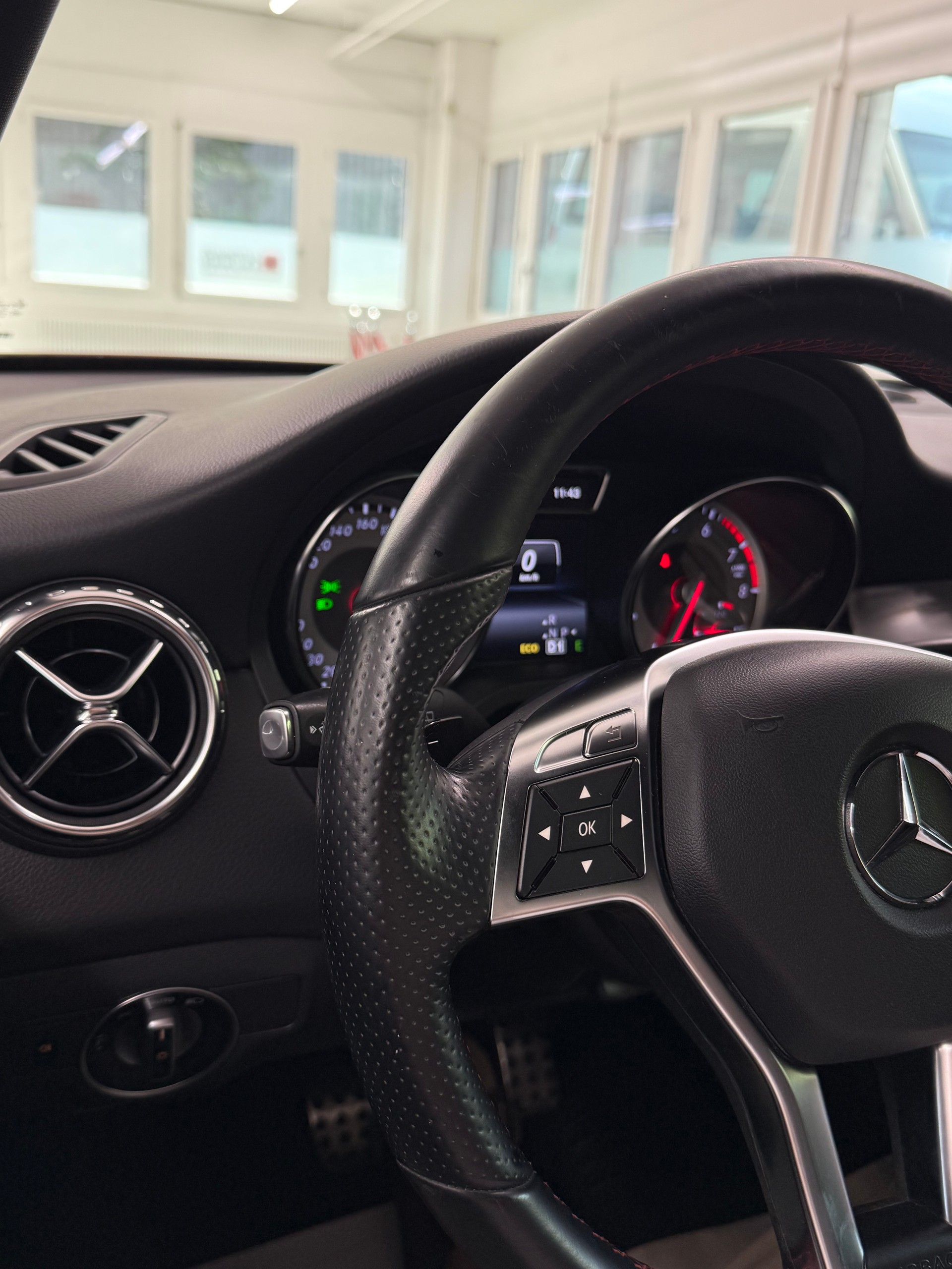MERCEDES-BENZ GLA 250 AMG Line 4Matic 7G-DCT-image-16