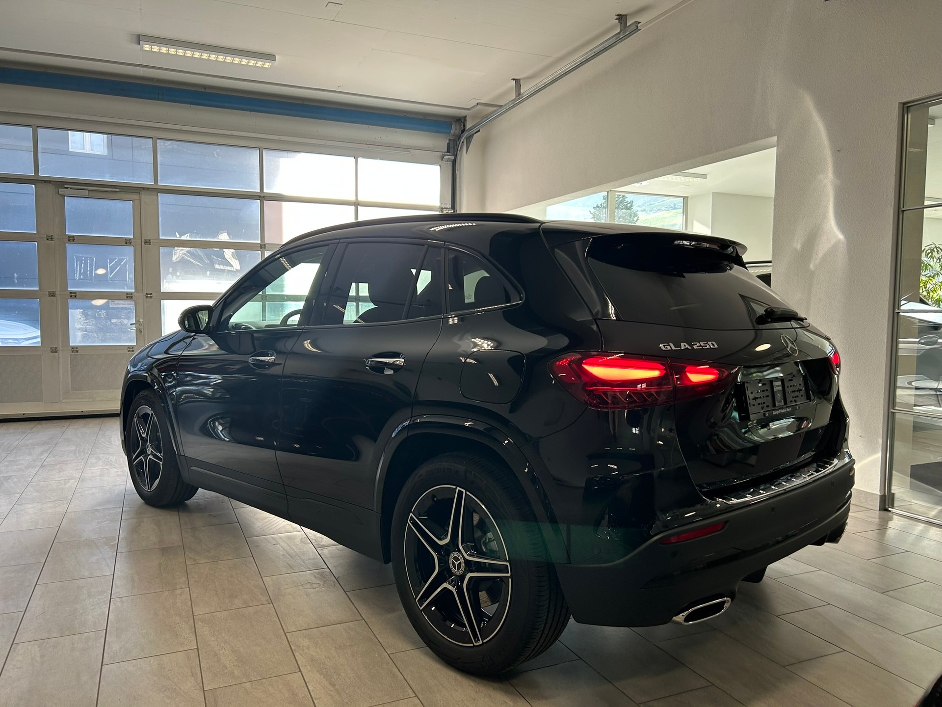 MERCEDES-BENZ GLA 250 4Matic AMG Line 8G-DCT Swiss Star-showroom-element-3