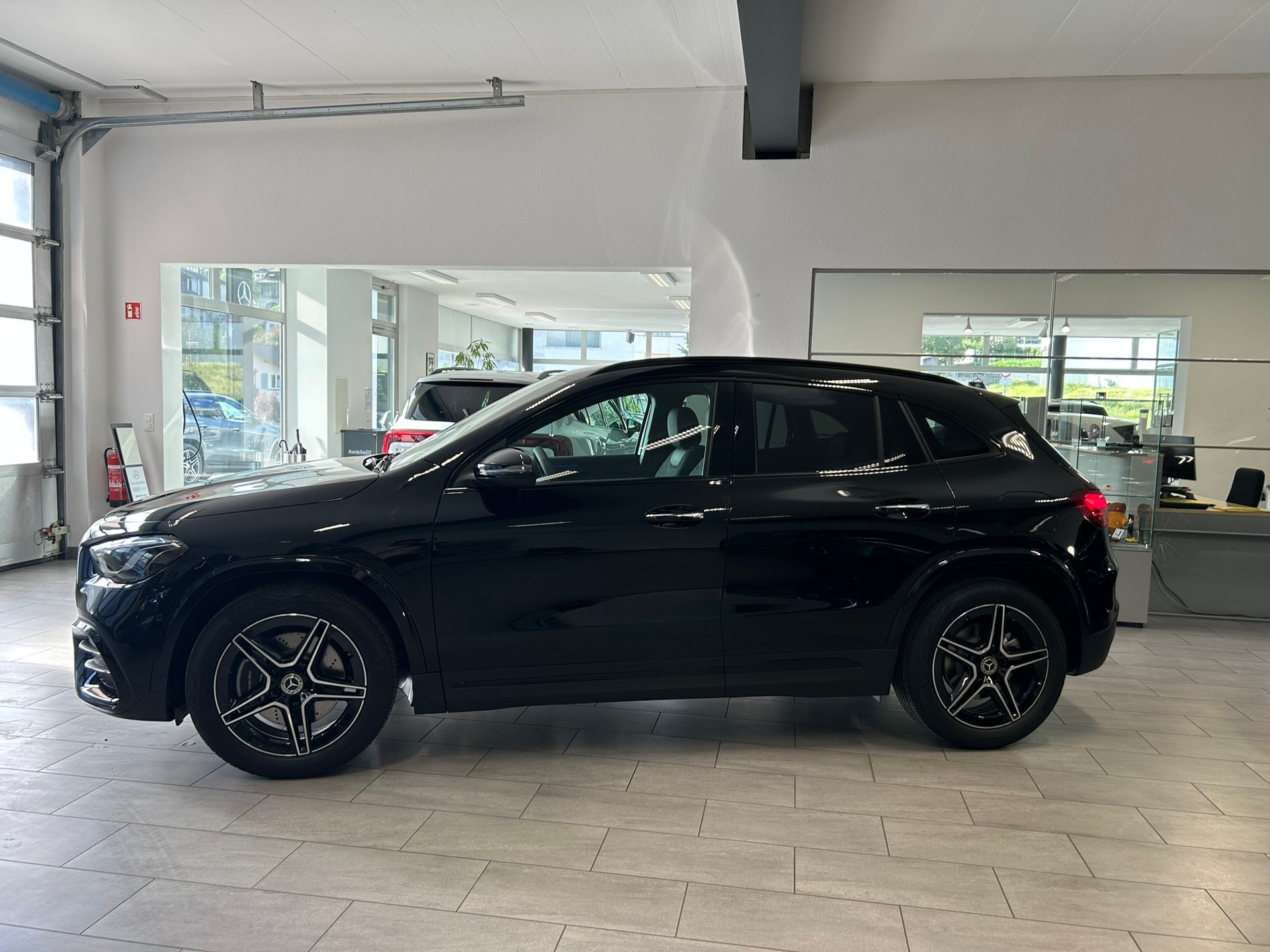 MERCEDES-BENZ GLA 250 4Matic AMG Line 8G-DCT Swiss Star-showroom-element-2