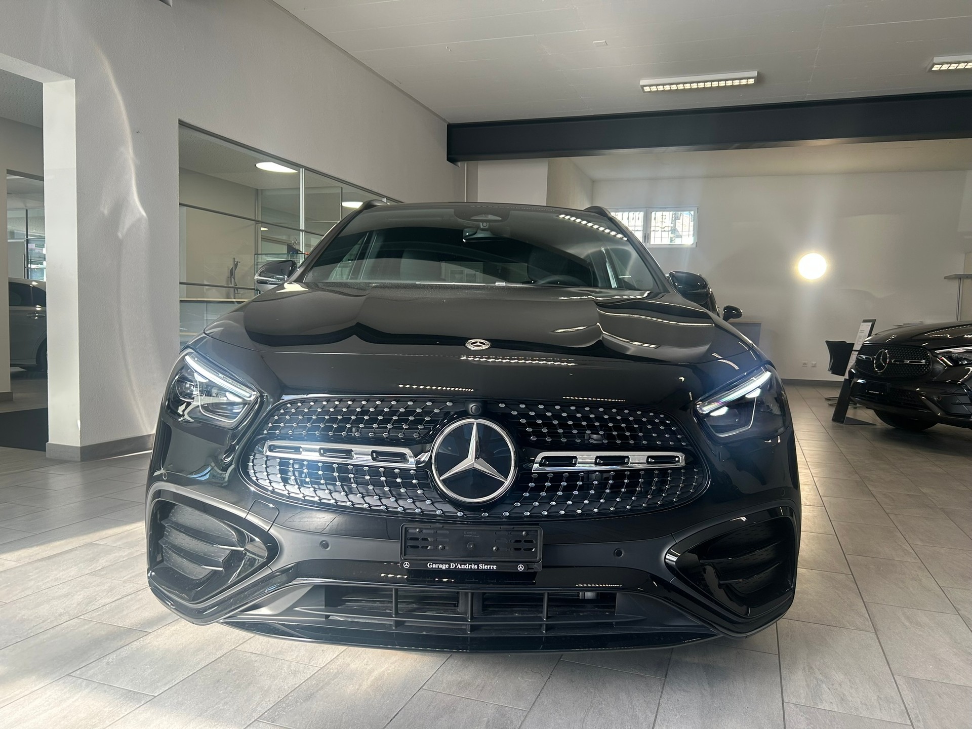 MERCEDES-BENZ GLA 250 4Matic AMG Line 8G-DCT Swiss Star-showroom-element-1