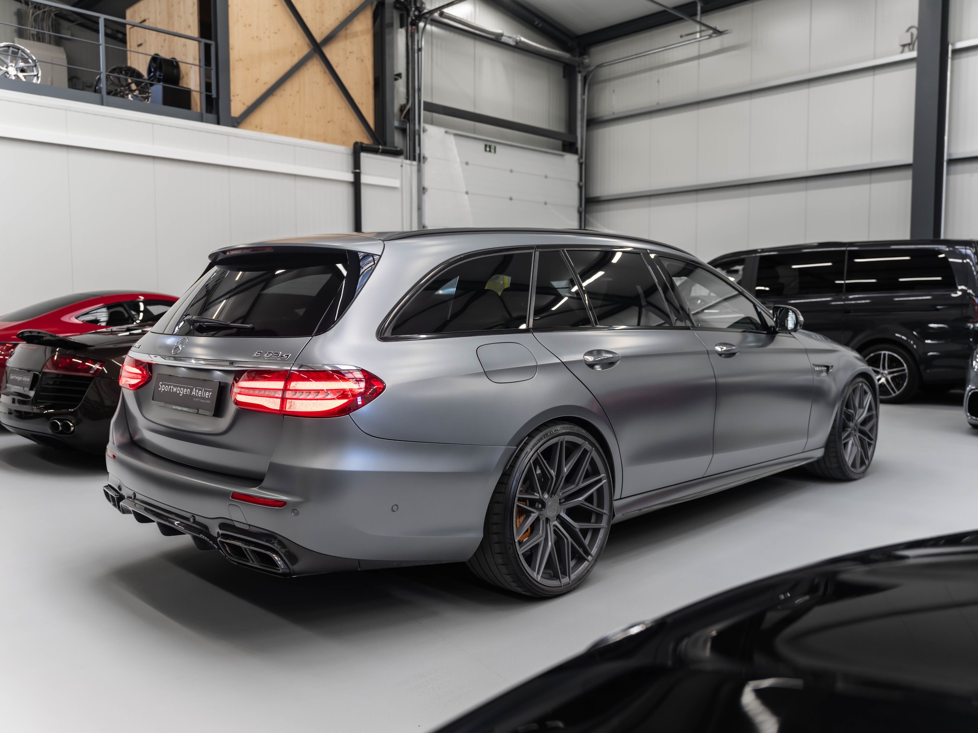 MERCEDES-BENZ E 63 AMG S 4 Matic 9G-Tronic-showroom-element-3