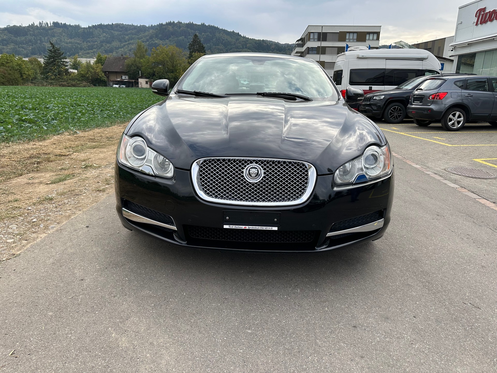 JAGUAR XF 3.0 V6 Greenwich Luxury-showroom-element-2