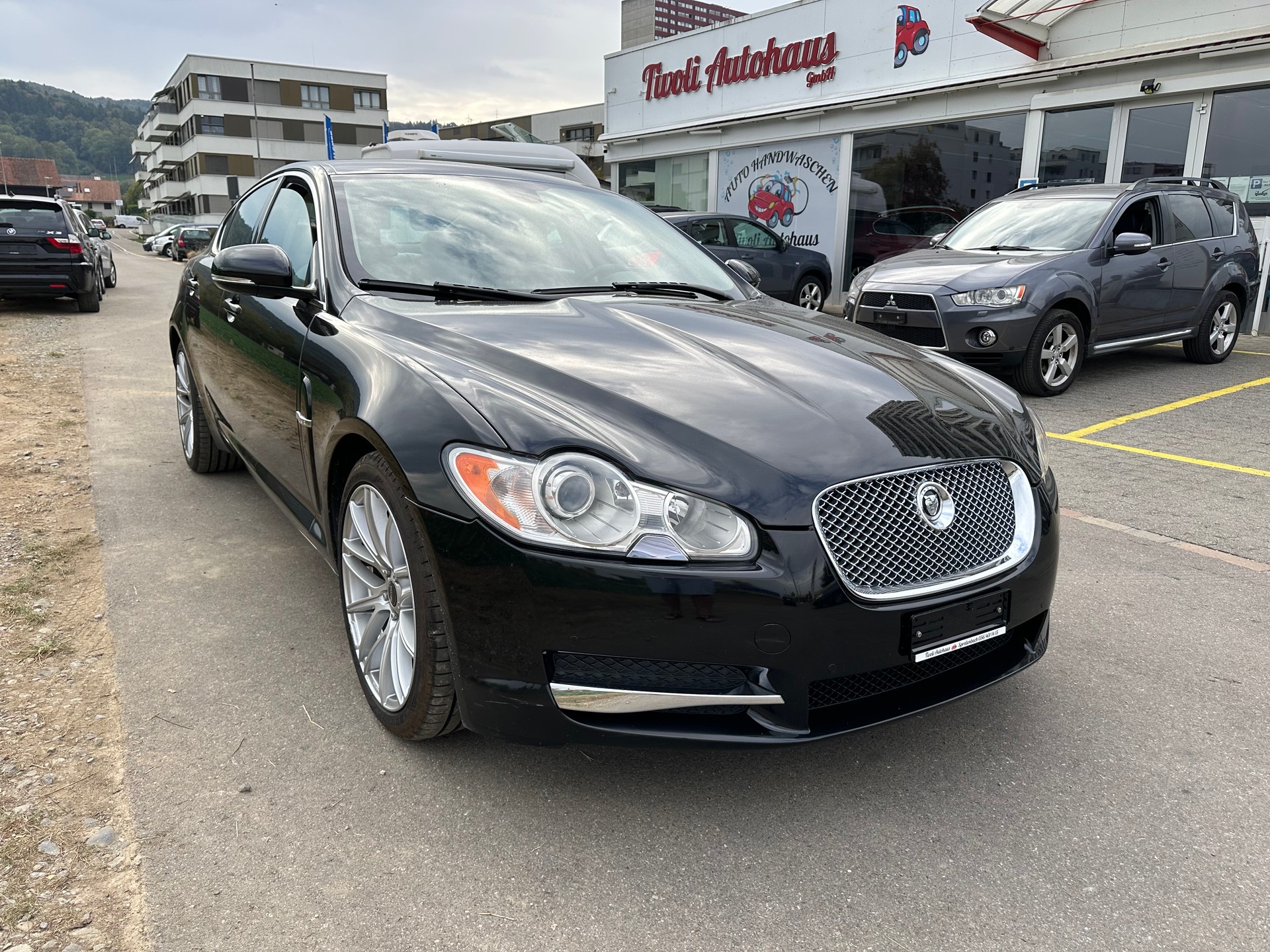 JAGUAR XF 3.0 V6 Greenwich Luxury-showroom-element-1