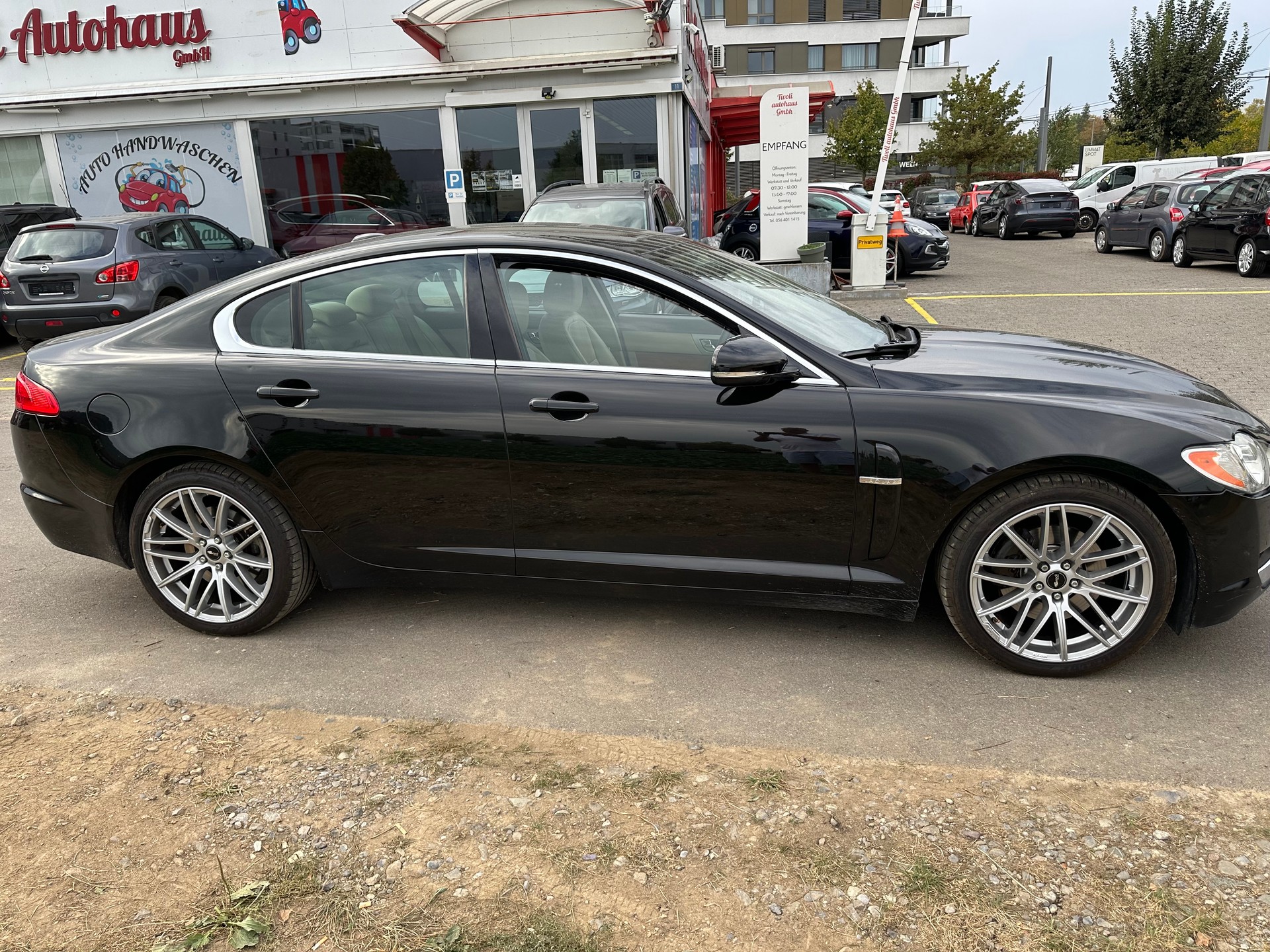 JAGUAR XF 3.0 V6 Greenwich Luxury-showroom-element-3