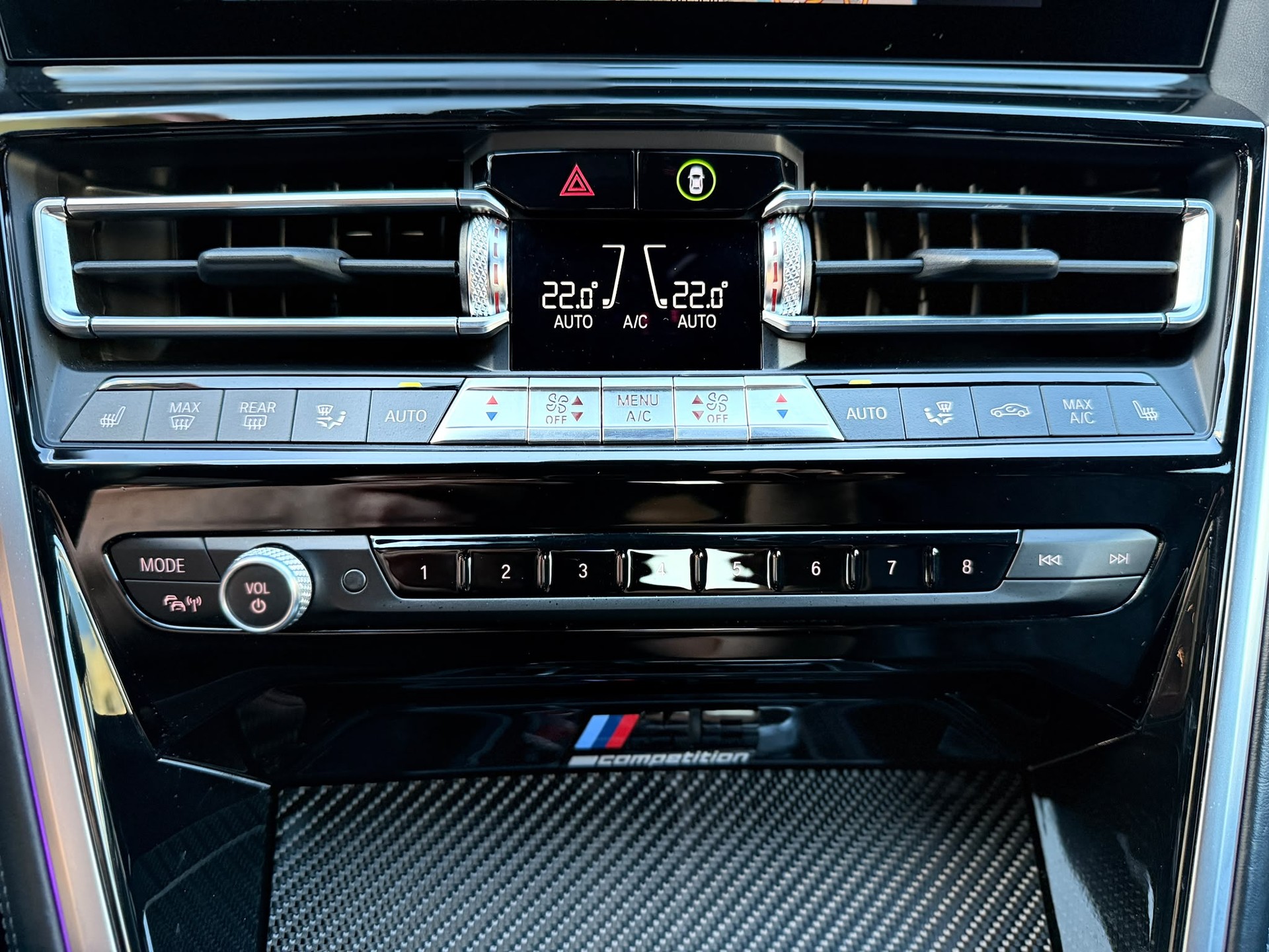 BMW M8 Competition xDrive Coupé-image-25