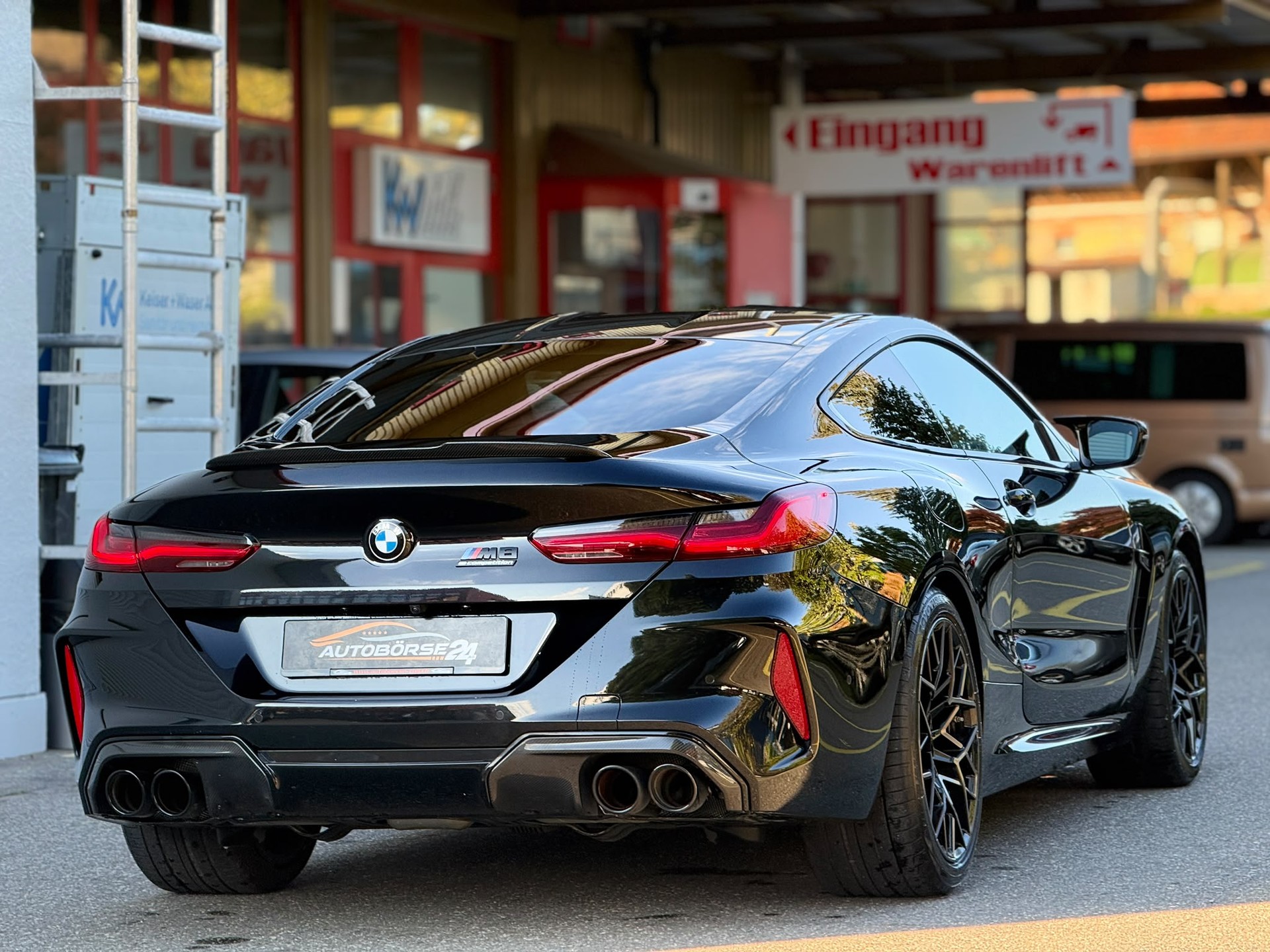 BMW M8 Competition xDrive Coupé-showroom-element-3
