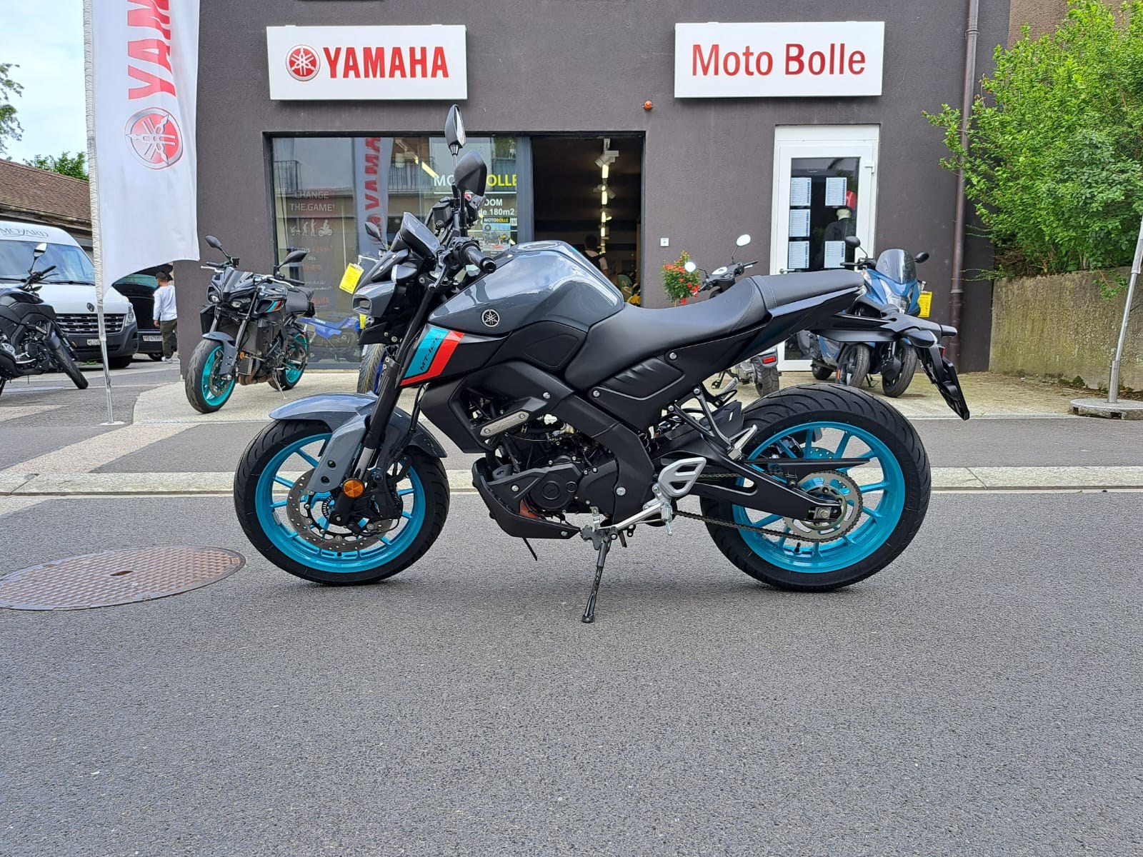 YAMAHA MT-125 ABS-showroom-element-3