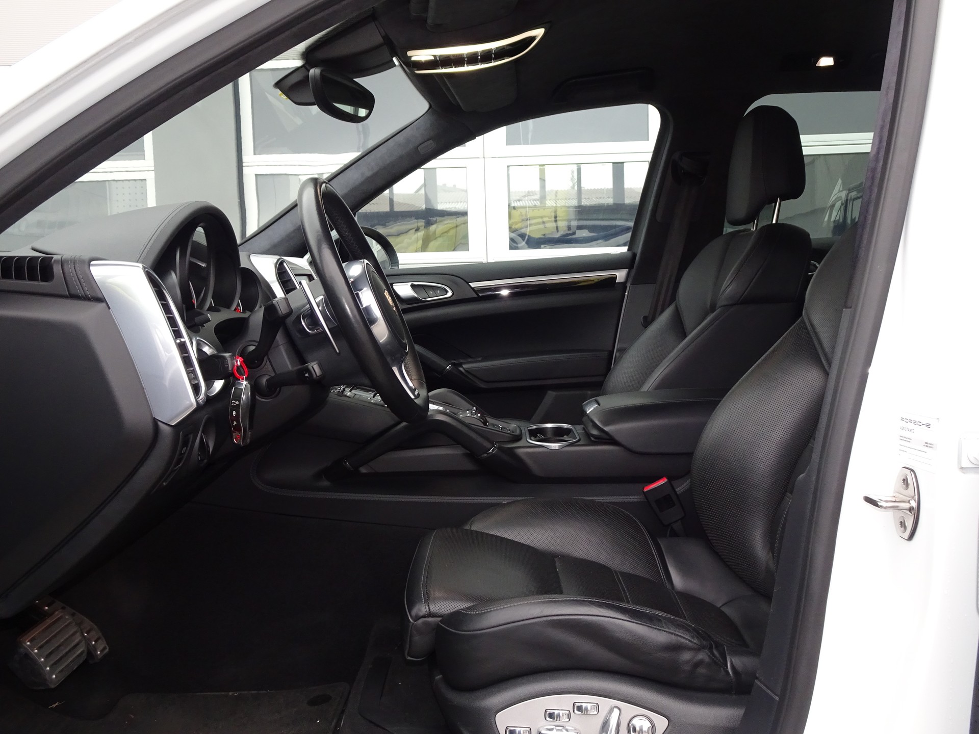 PORSCHE Cayenne Turbo-image-7