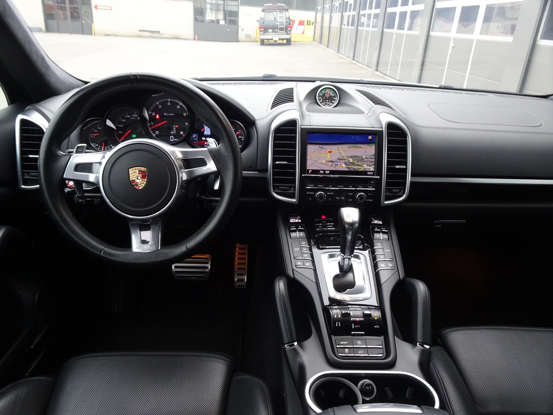 PORSCHE Cayenne Turbo-image-6