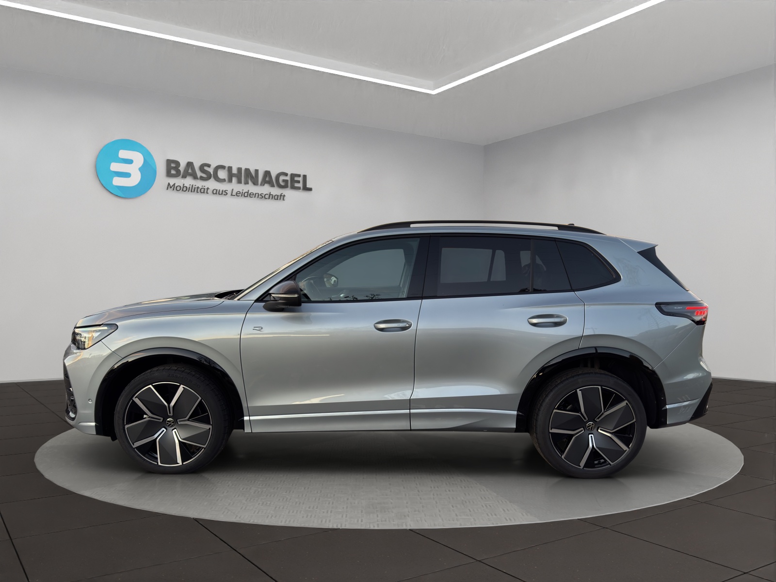 VW Tiguan 2.0 TSI DSG R-Line 4Motion-showroom-element-1