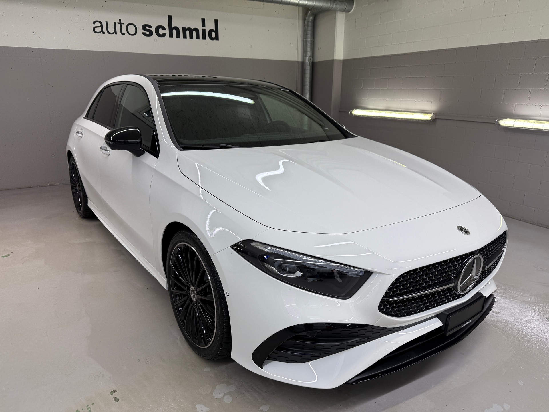 MERCEDES-BENZ A 250 4MATIC Kompaktlimousine-showroom-element-1