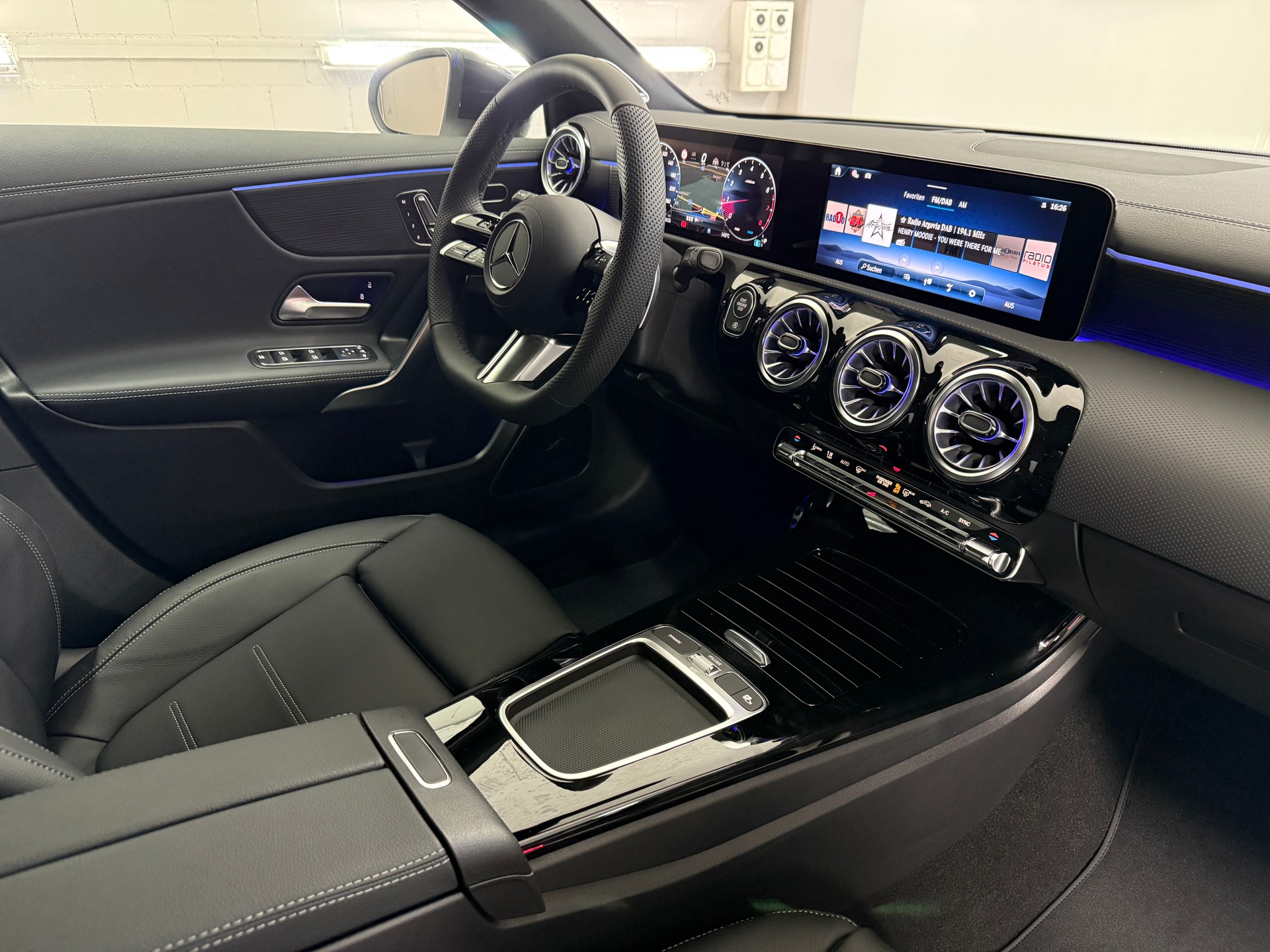 MERCEDES-BENZ A 250 4MATIC Kompaktlimousine-image-11