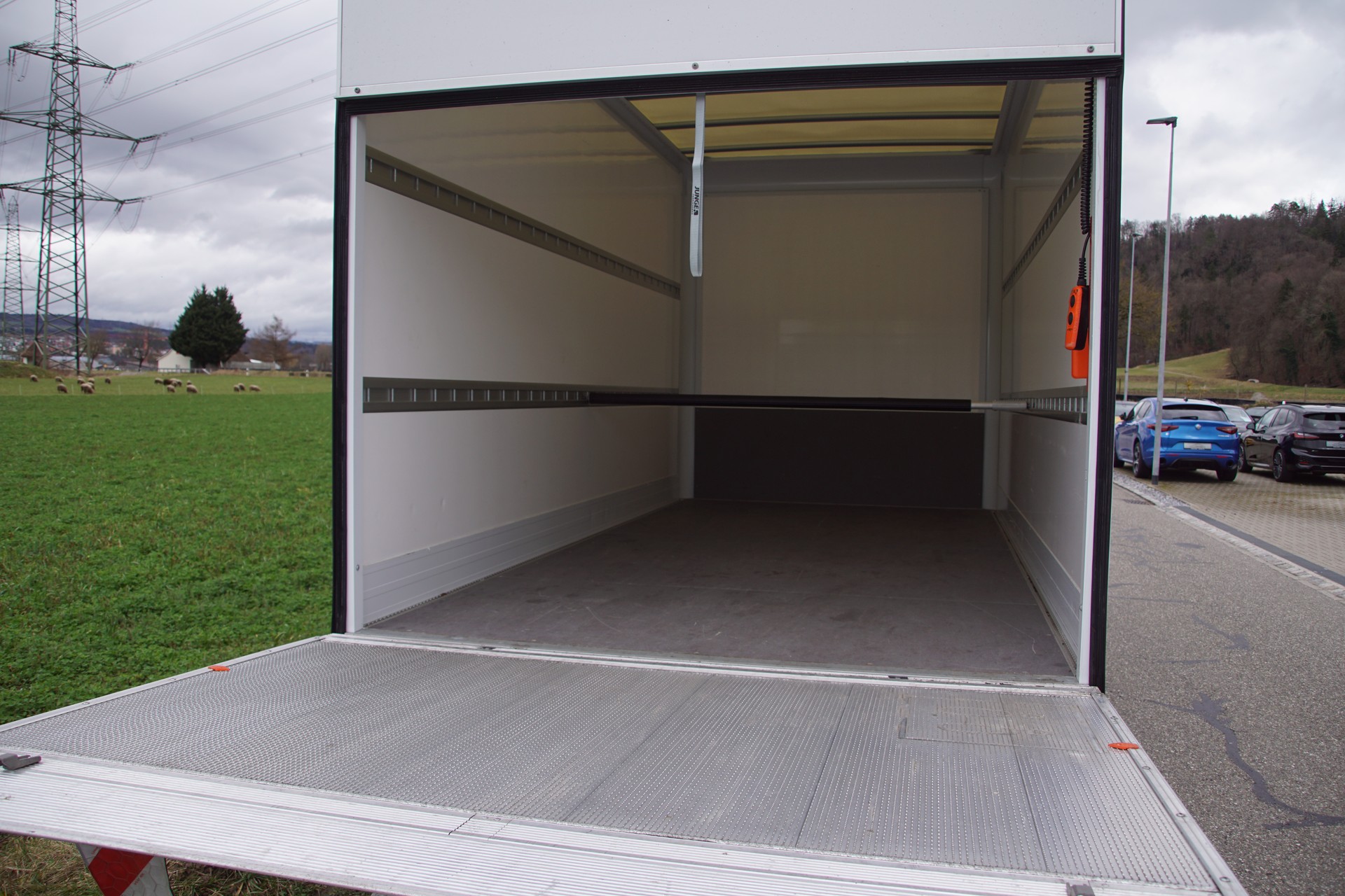 FORD Transit 350 L4 Trend 2.0 TDCi FWD Koffer mit Hebebühne-showroom-element-3