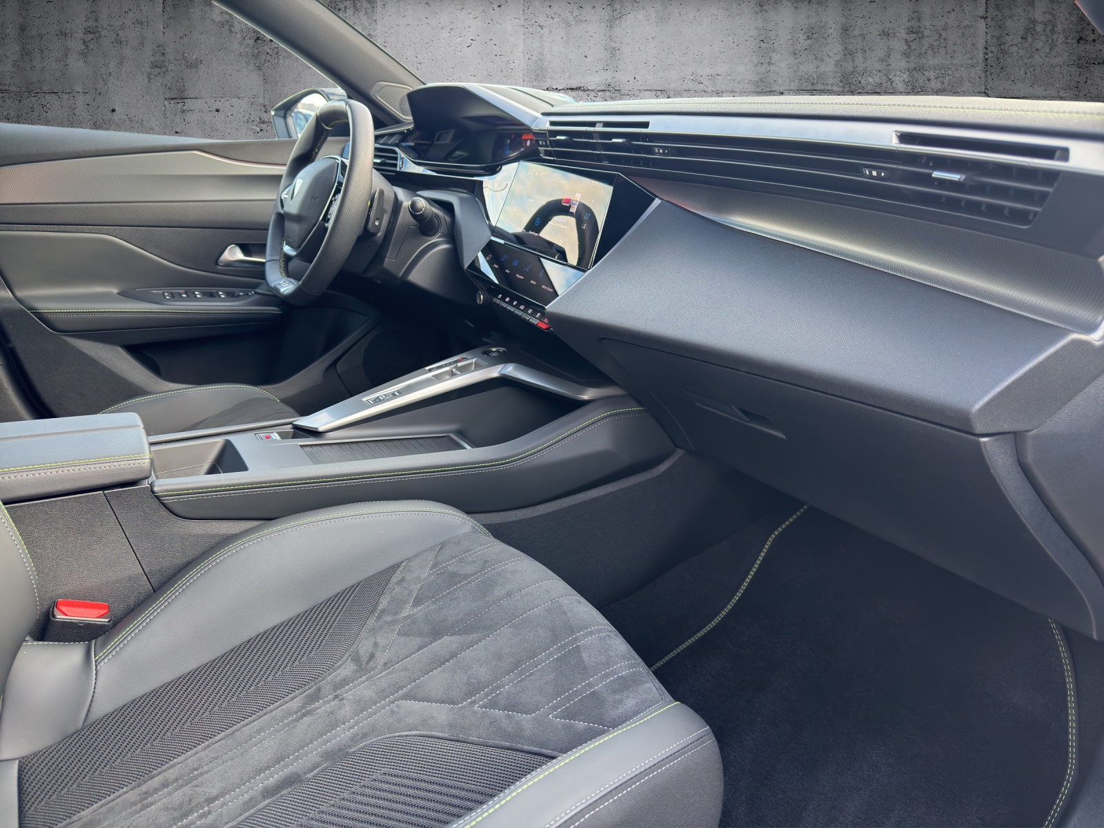 PEUGEOT 308 SW 1.6 PHEV 180 GT-image-24