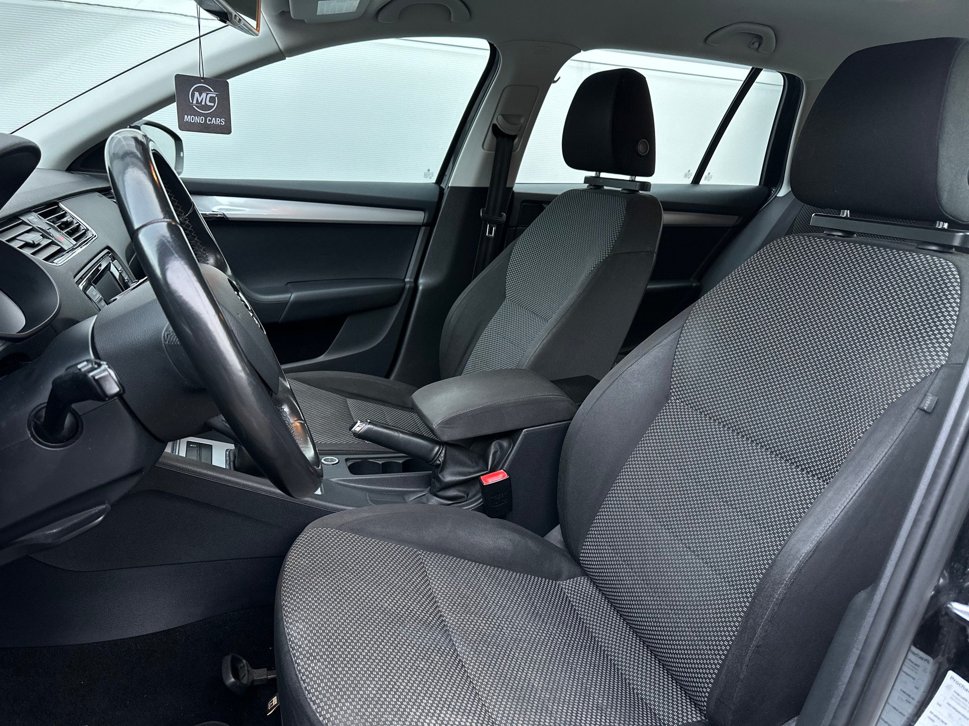 SKODA Octavia Combi 1.6 TDI Ambition 4x4-image-8