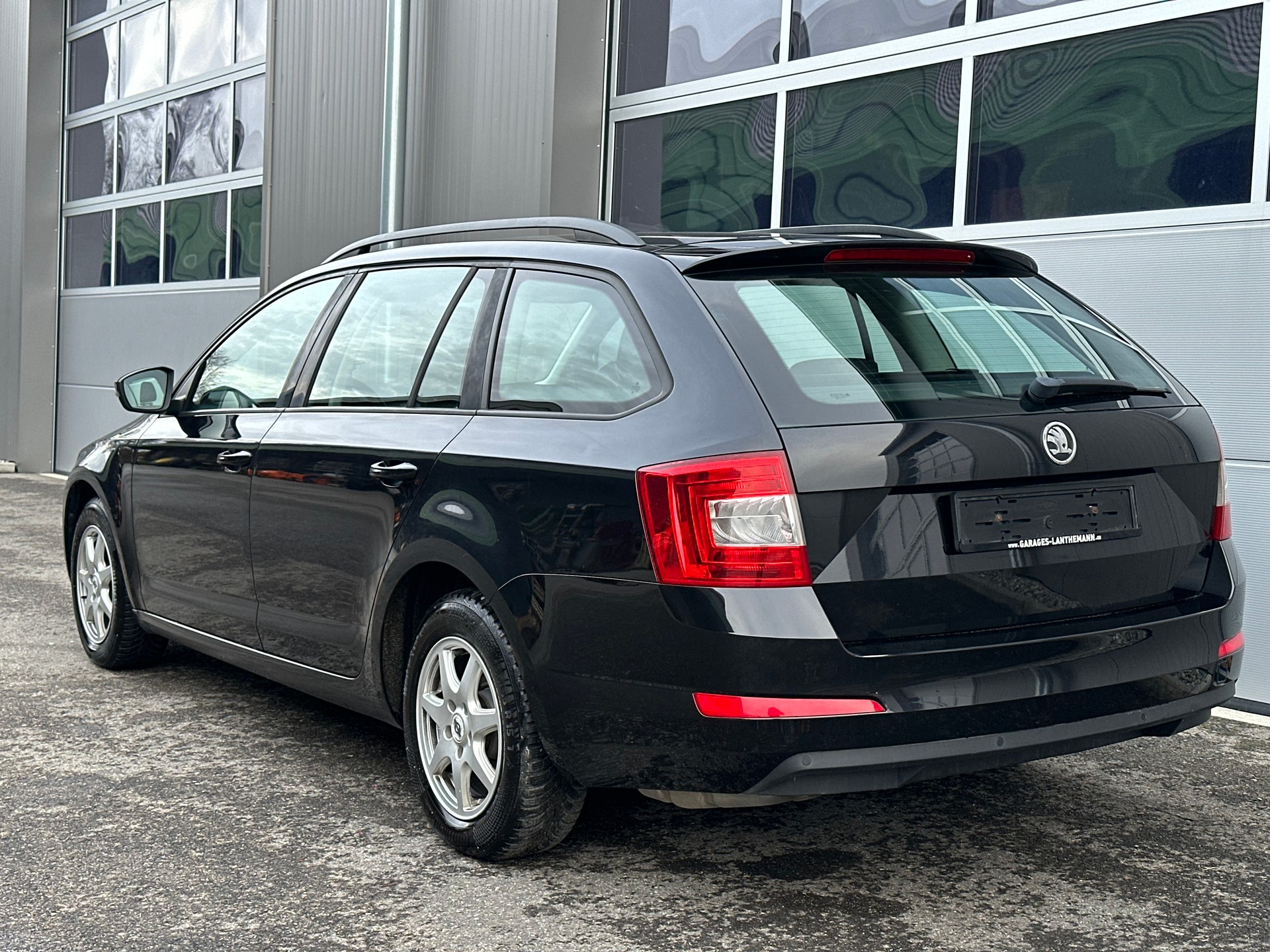 SKODA Octavia Combi 1.6 TDI Ambition 4x4-image-1