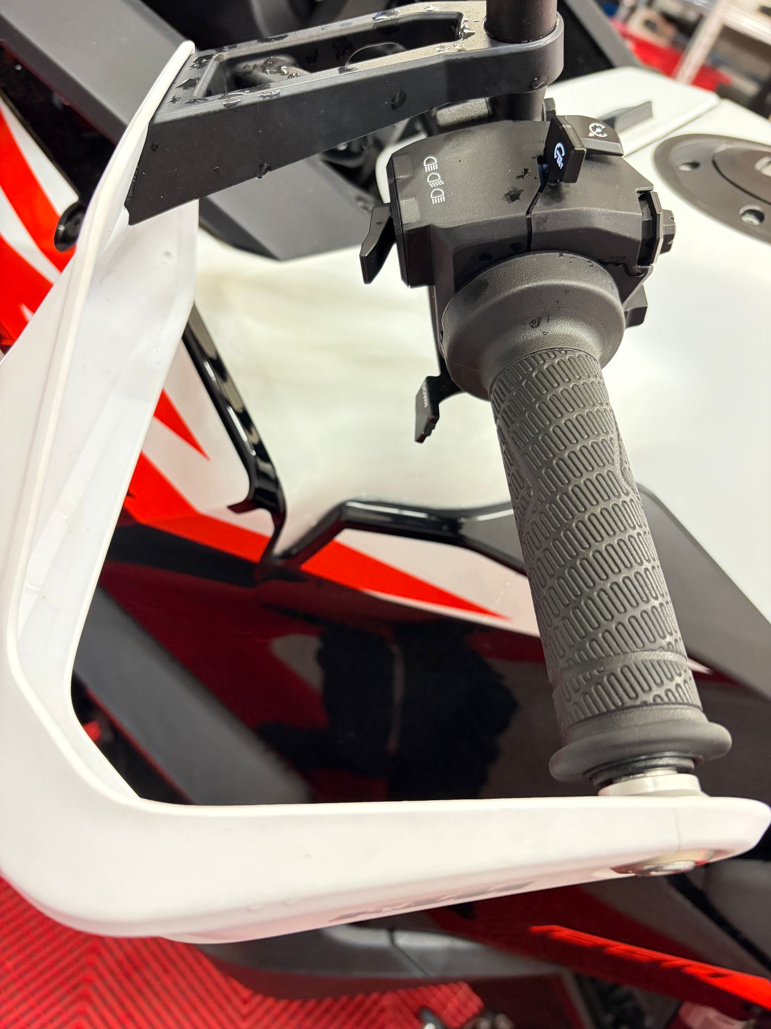 KTM 1390 Super Adventure S EVO-image-6