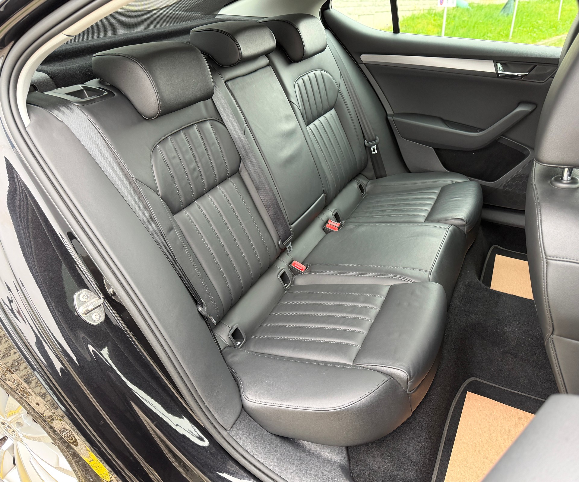 SKODA Superb 2.0 TDi Style DSG-image-24