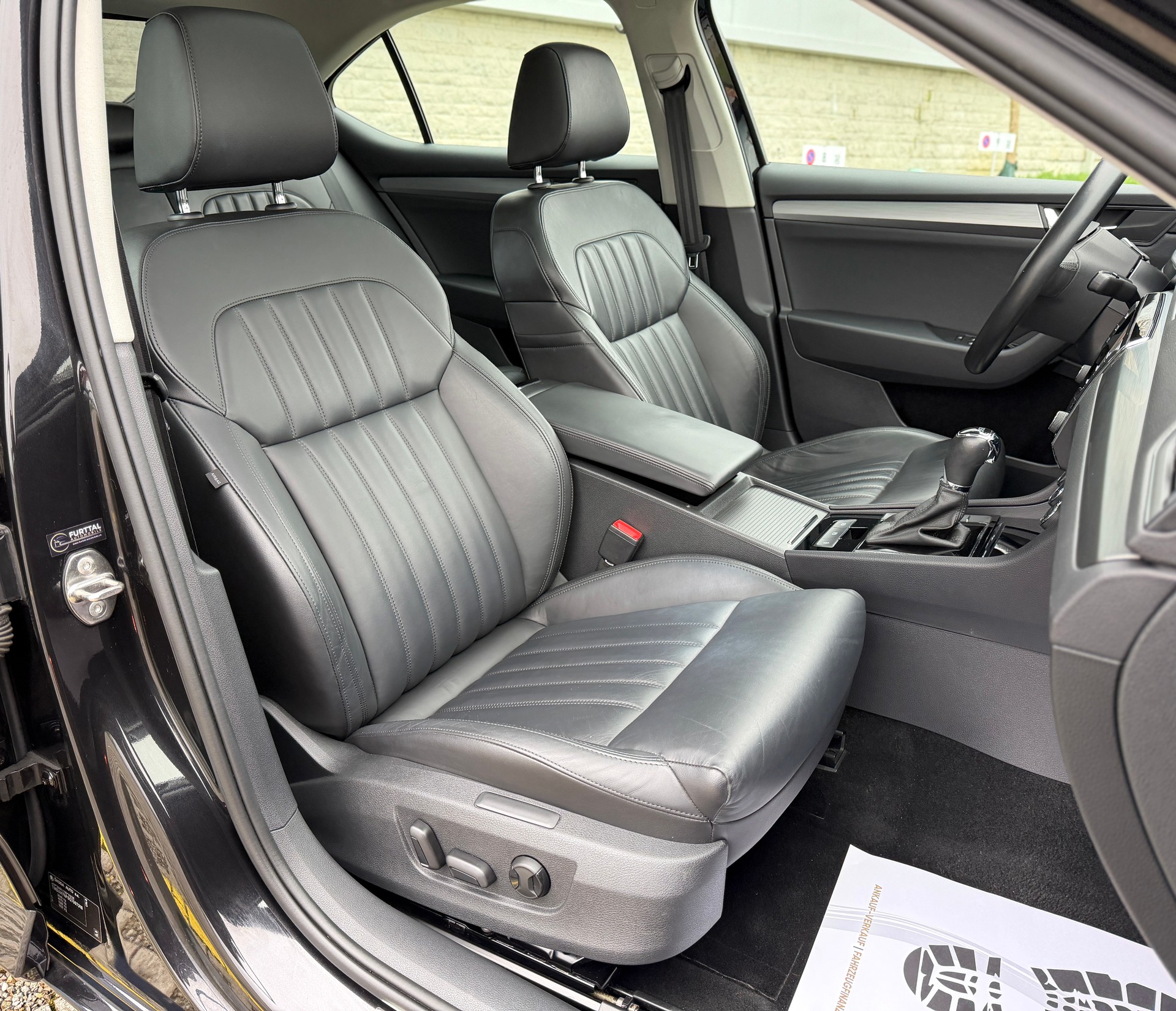 SKODA Superb 2.0 TDi Style DSG-image-20