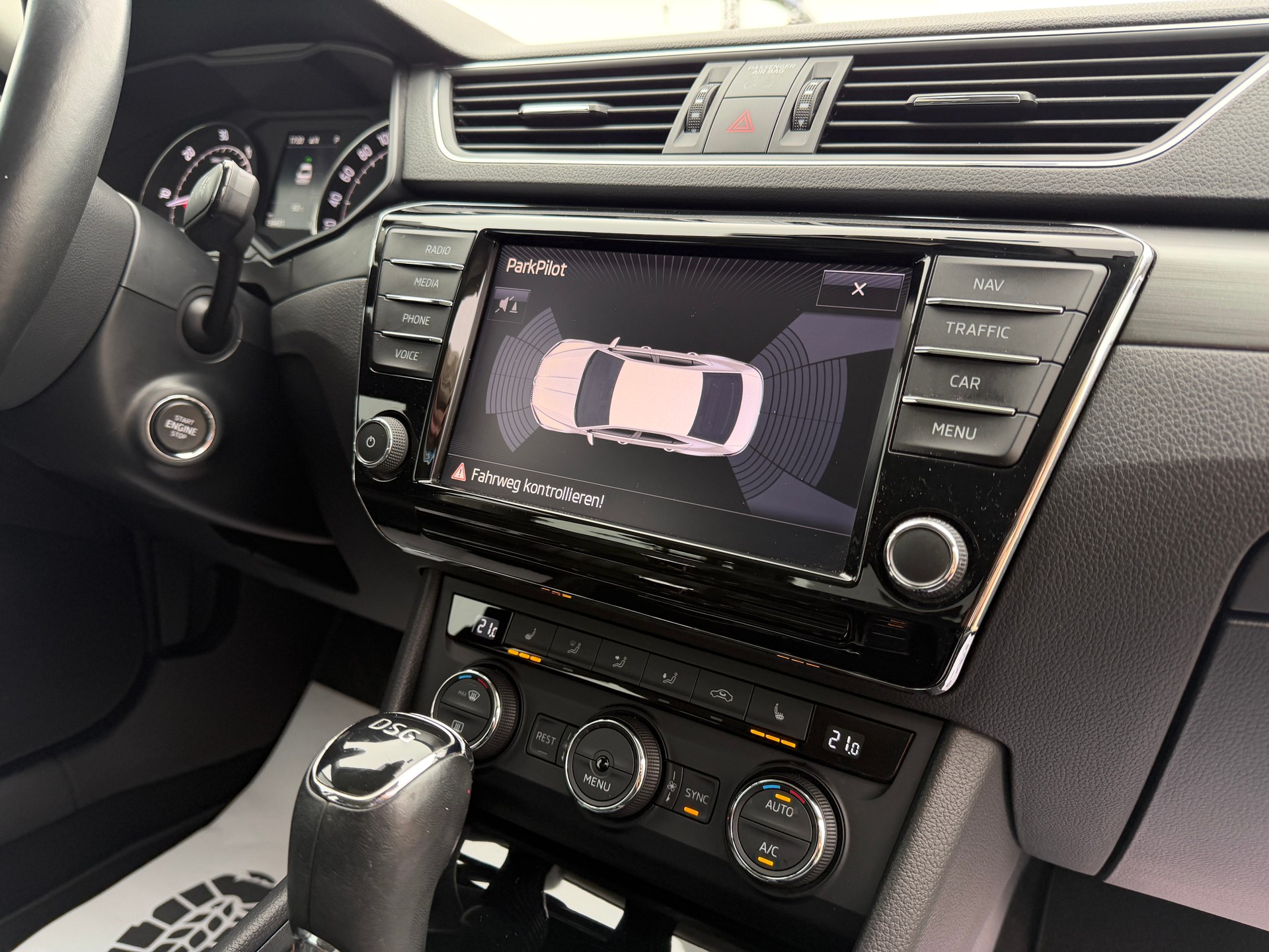 SKODA Superb 2.0 TDi Style DSG-image-28