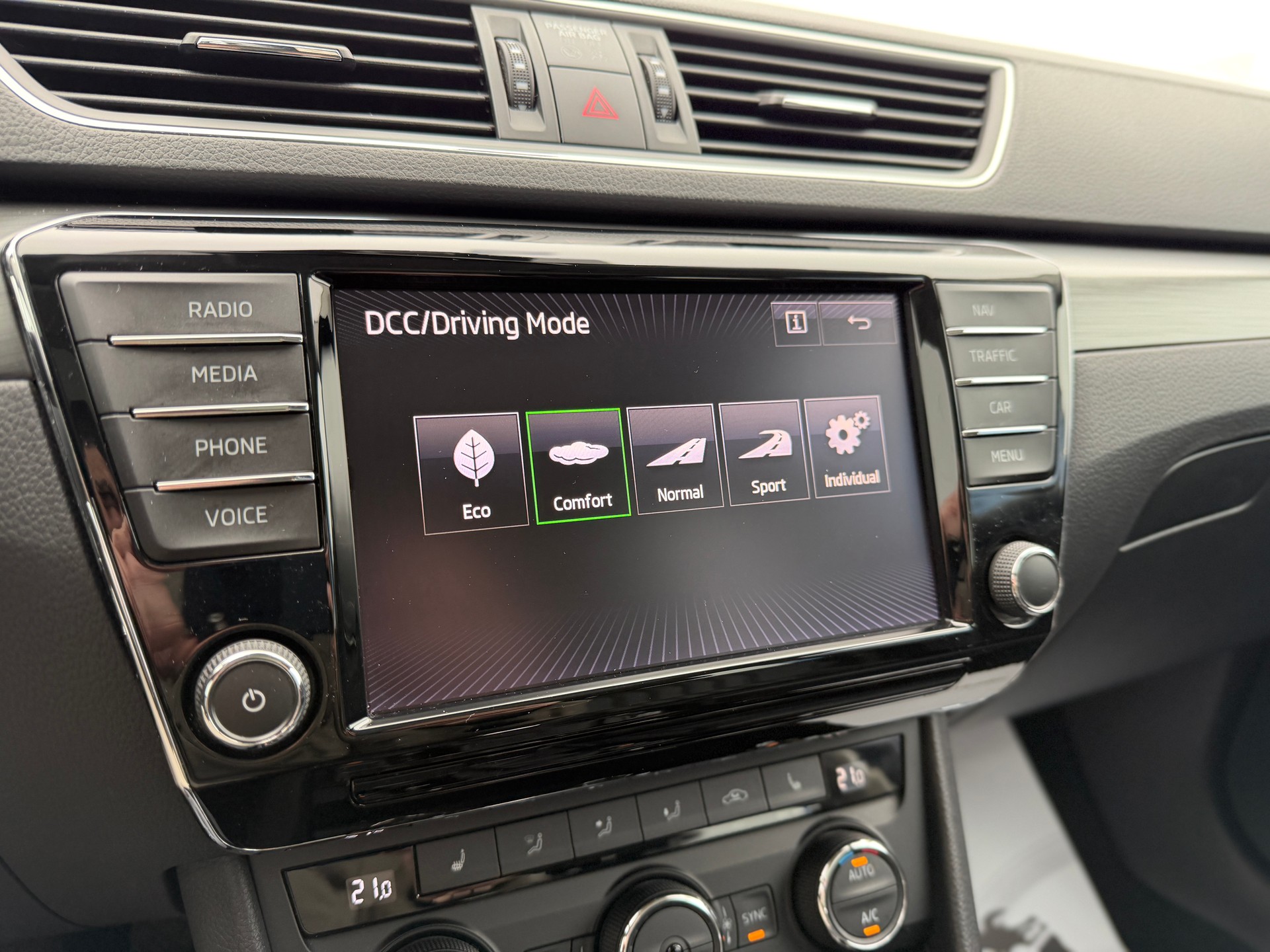 SKODA Superb 2.0 TDi Style DSG-image-29