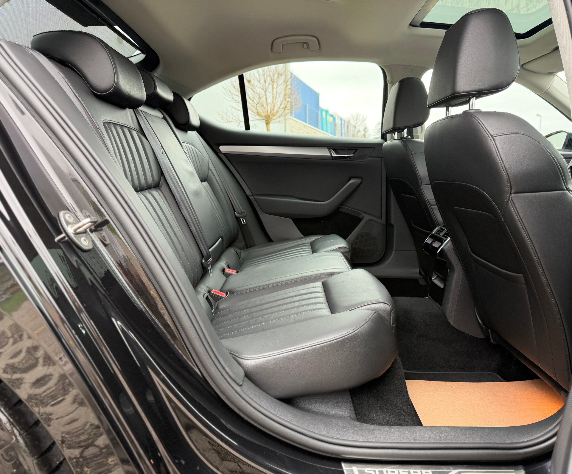 SKODA Superb 2.0 TDi Style DSG-image-23