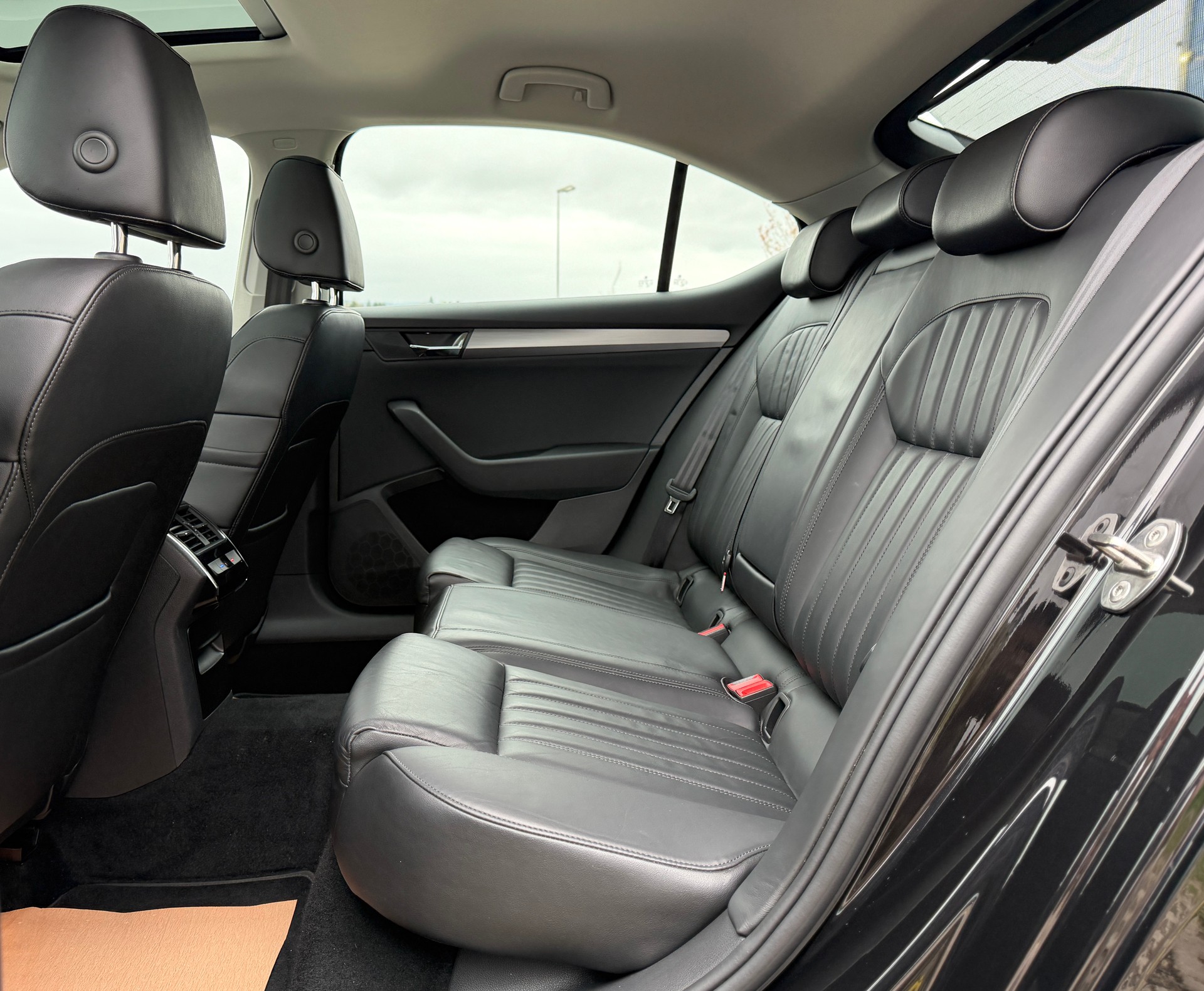 SKODA Superb 2.0 TDi Style DSG-image-21