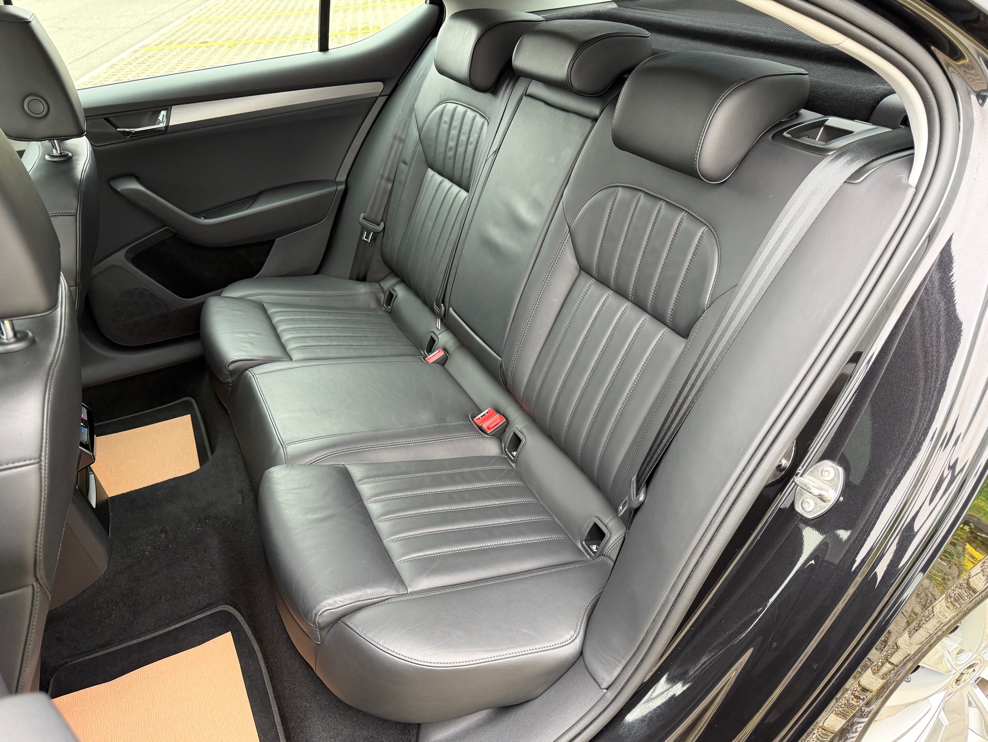 SKODA Superb 2.0 TDi Style DSG-image-22