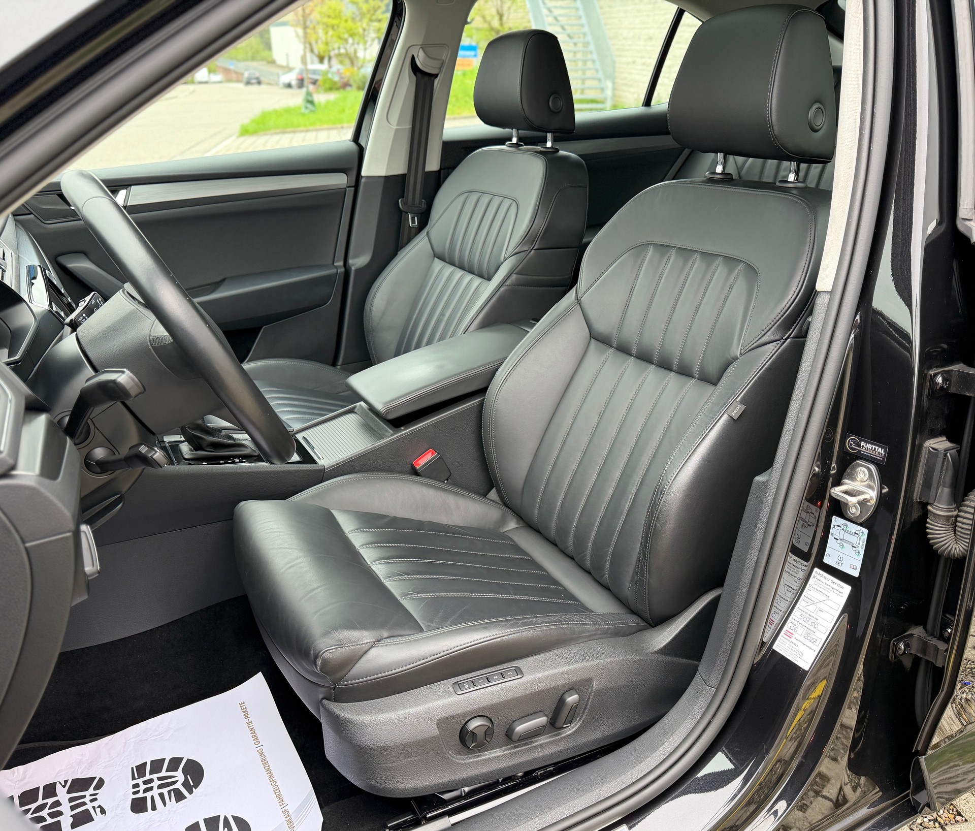 SKODA Superb 2.0 TDi Style DSG-image-18