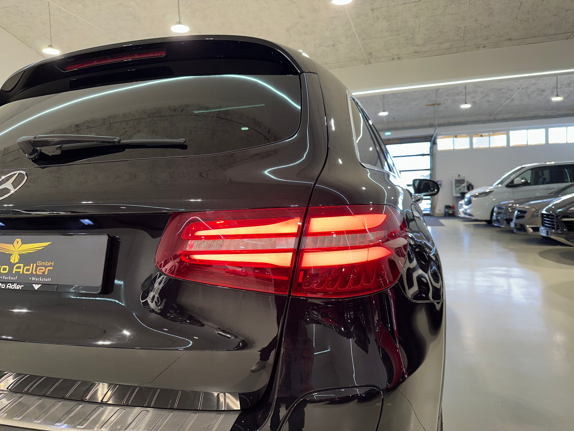 MERCEDES-BENZ GLC 350 e AMG Line 4Matic 7G-Tronic-image-11