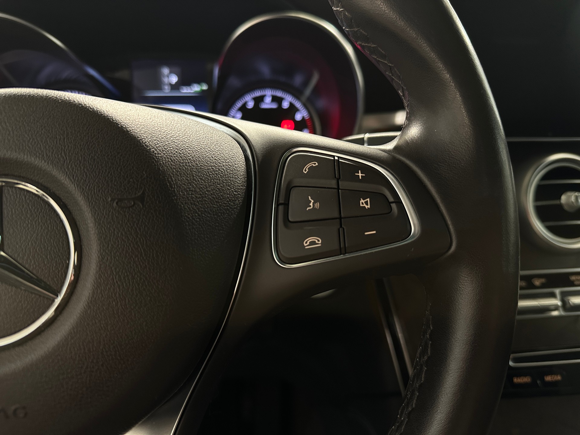 MERCEDES-BENZ GLC 350 e AMG Line 4Matic 7G-Tronic-image-26