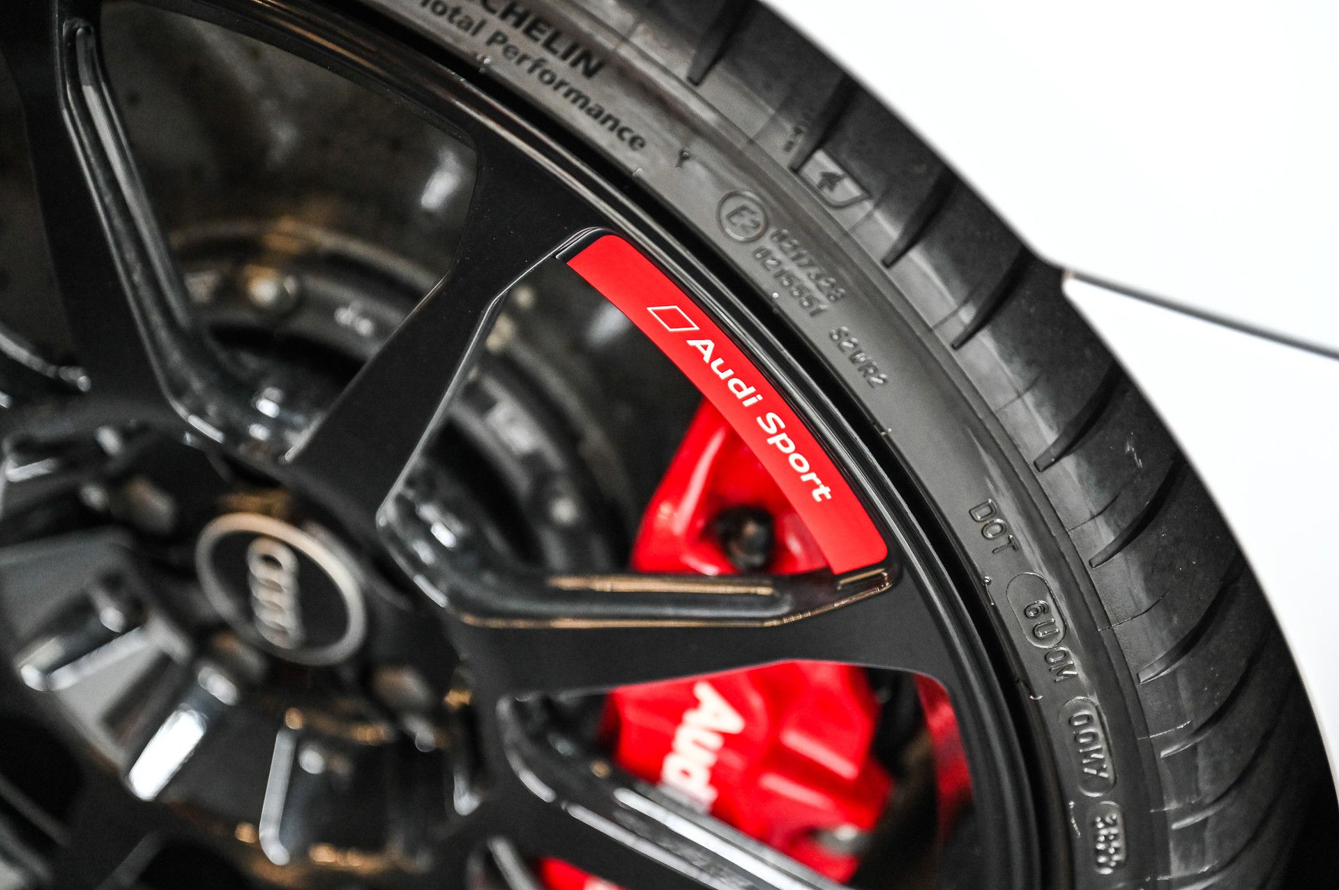 AUDI R8 Coupé GT RWD S-Tronic Limitierte Edition 333-image-15