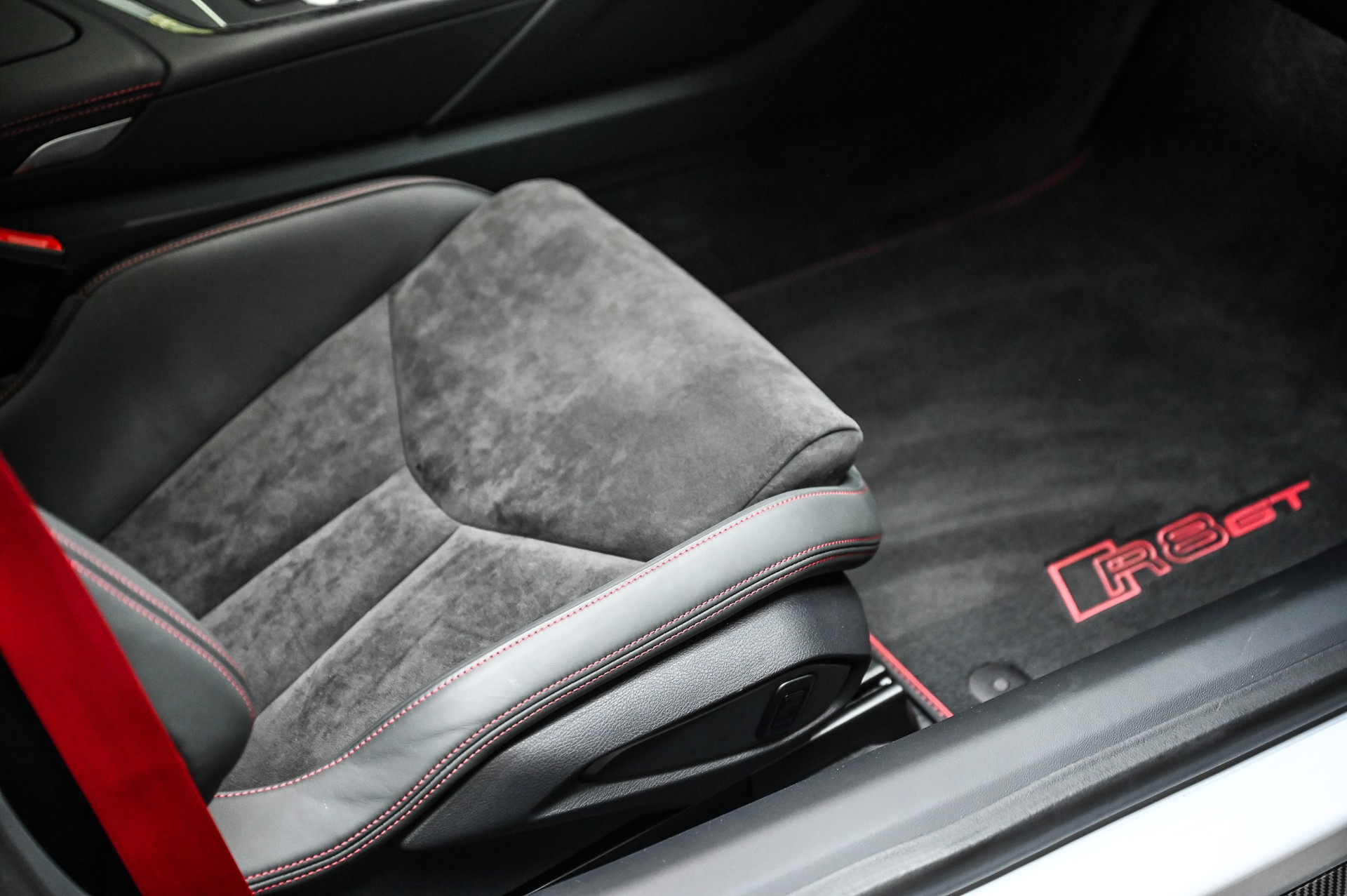 AUDI R8 Coupé GT RWD S-Tronic Limitierte Edition 333-image-34