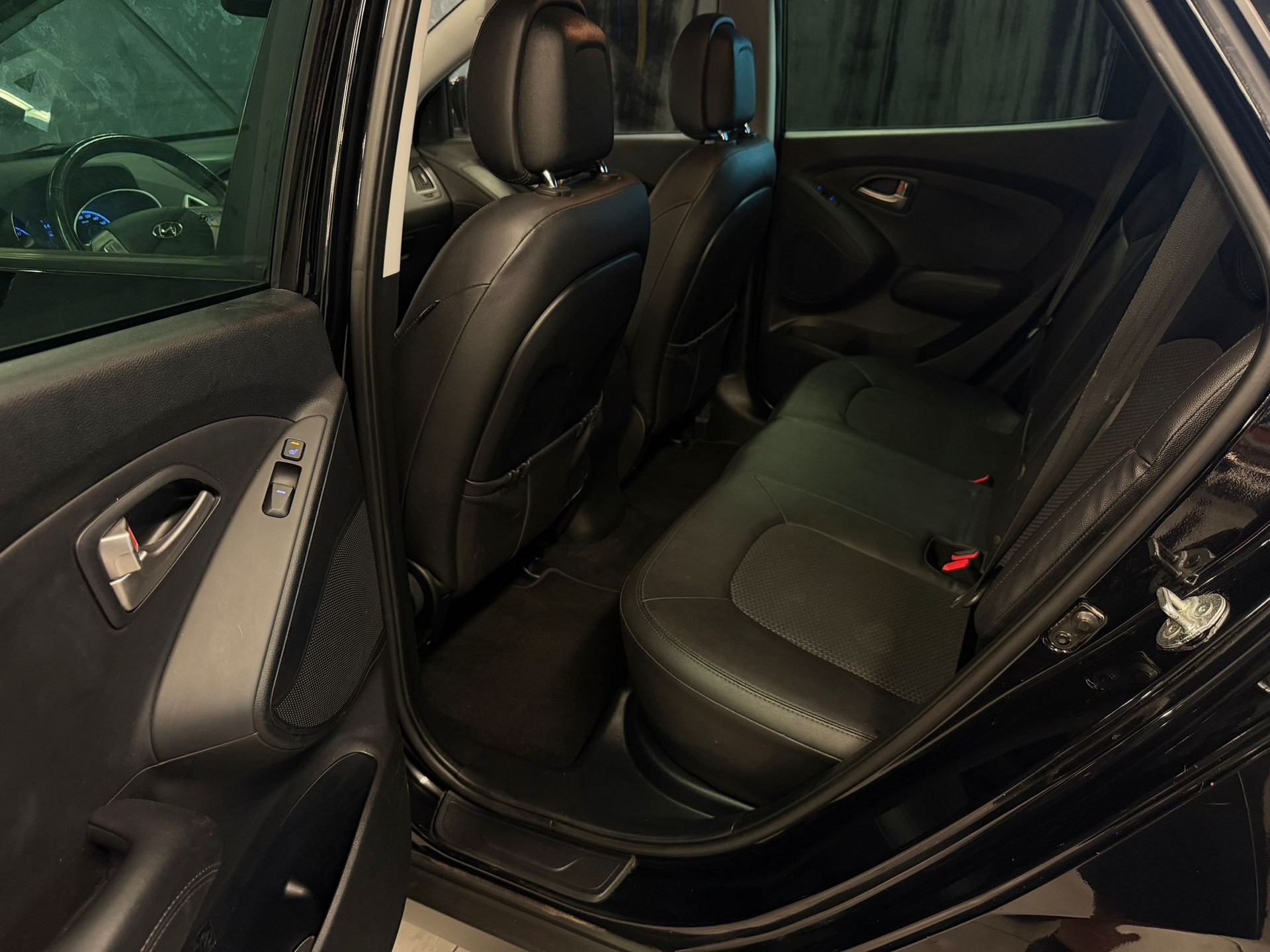 HYUNDAI iX 35 2.0 CRDi Premium 4WD Automatic-image-12