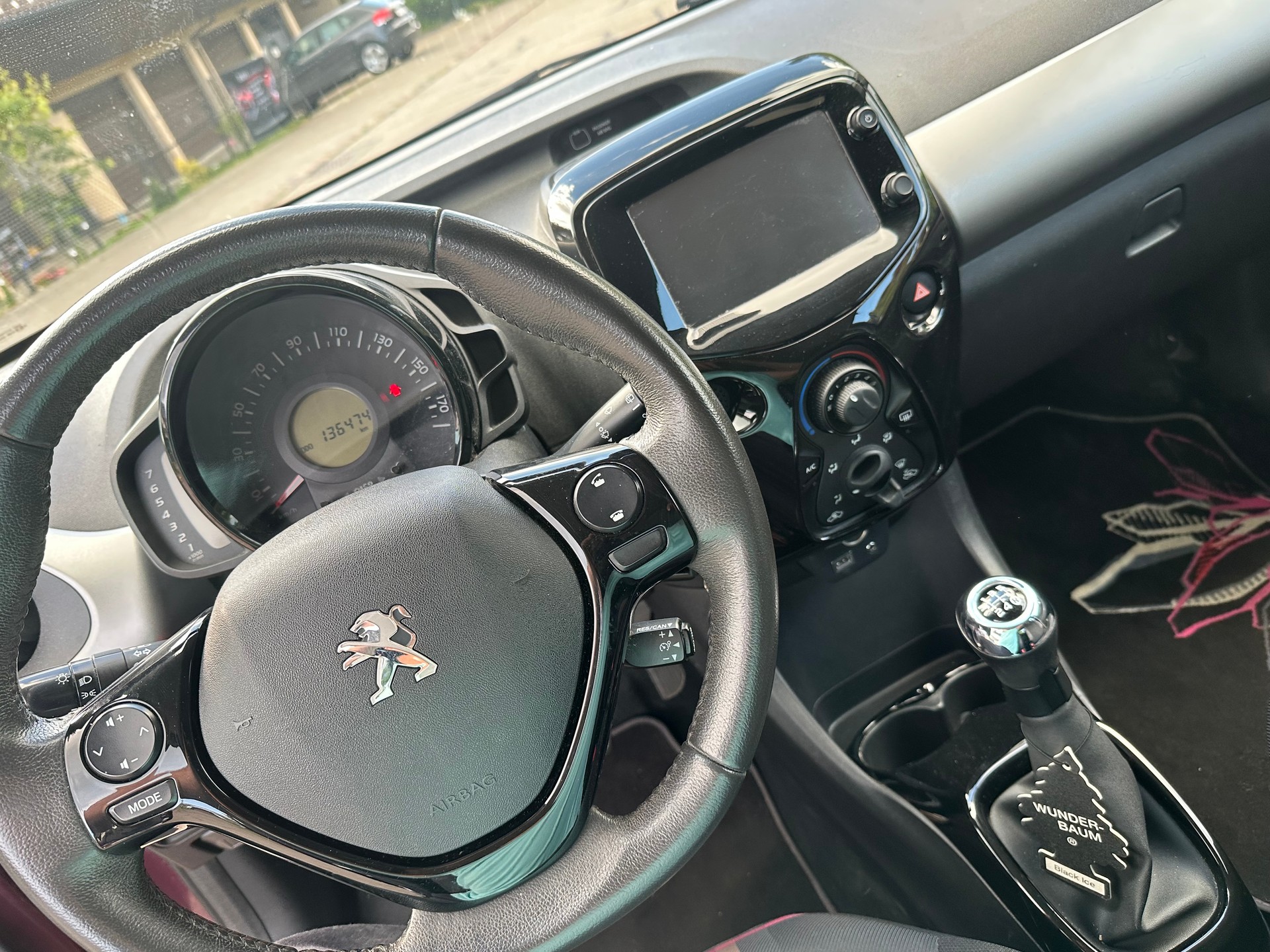 PEUGEOT 108 1.2 VTi Allure-image-11