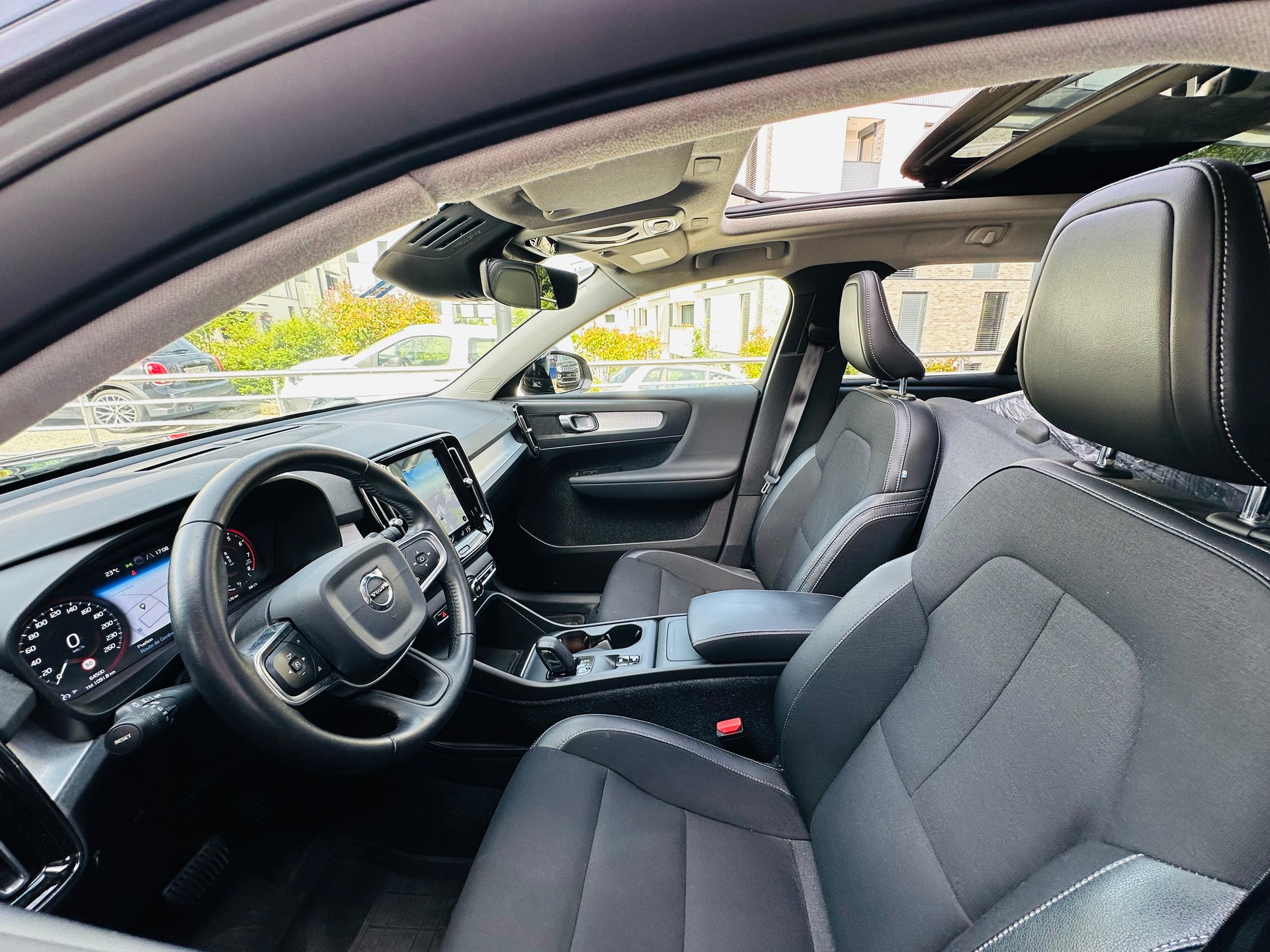 VOLVO XC40 T3 Momentum Geartronic-image-17
