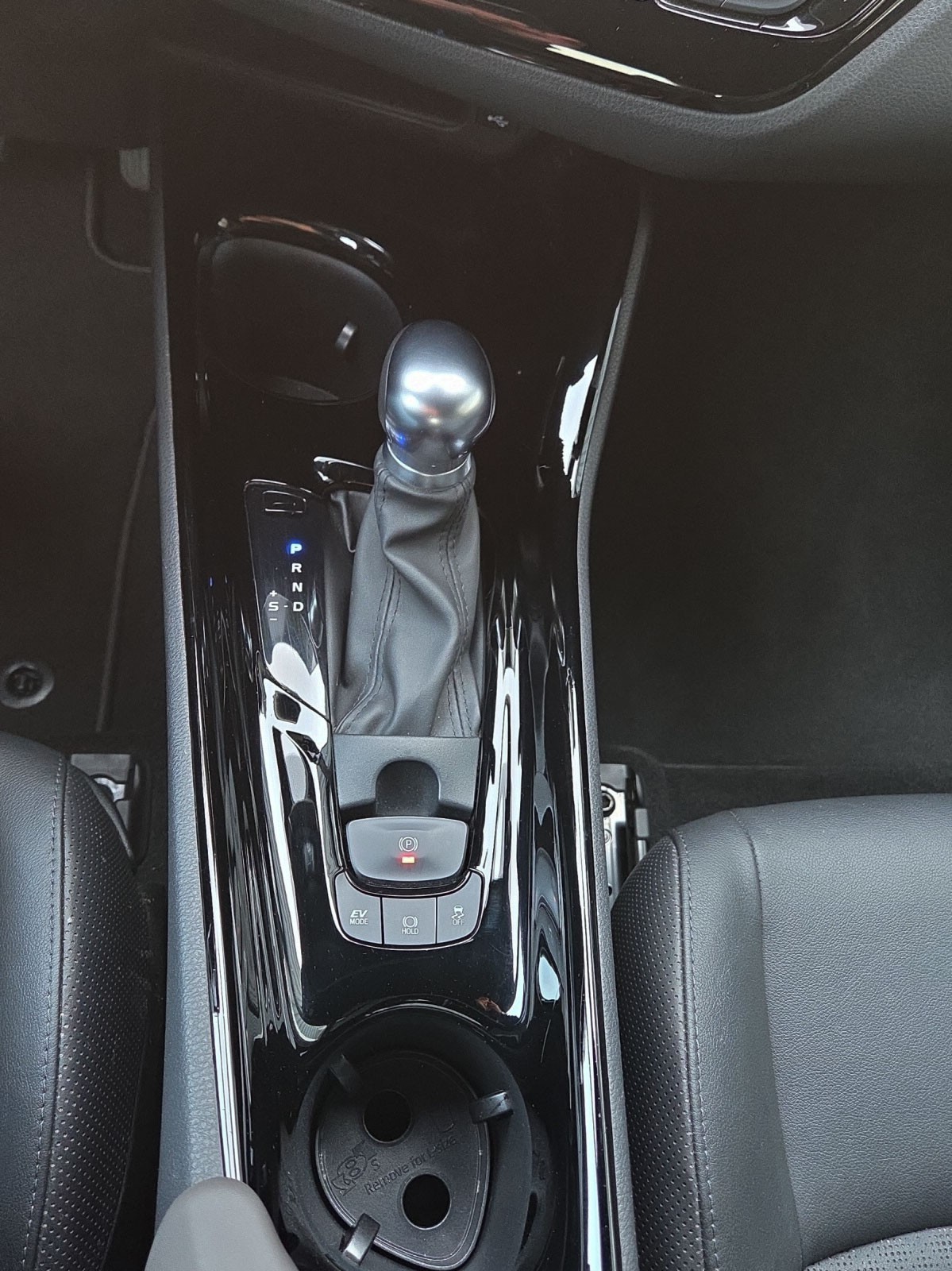 TOYOTA C-HR 2.0 HSD CVT Launch Edition-image-14